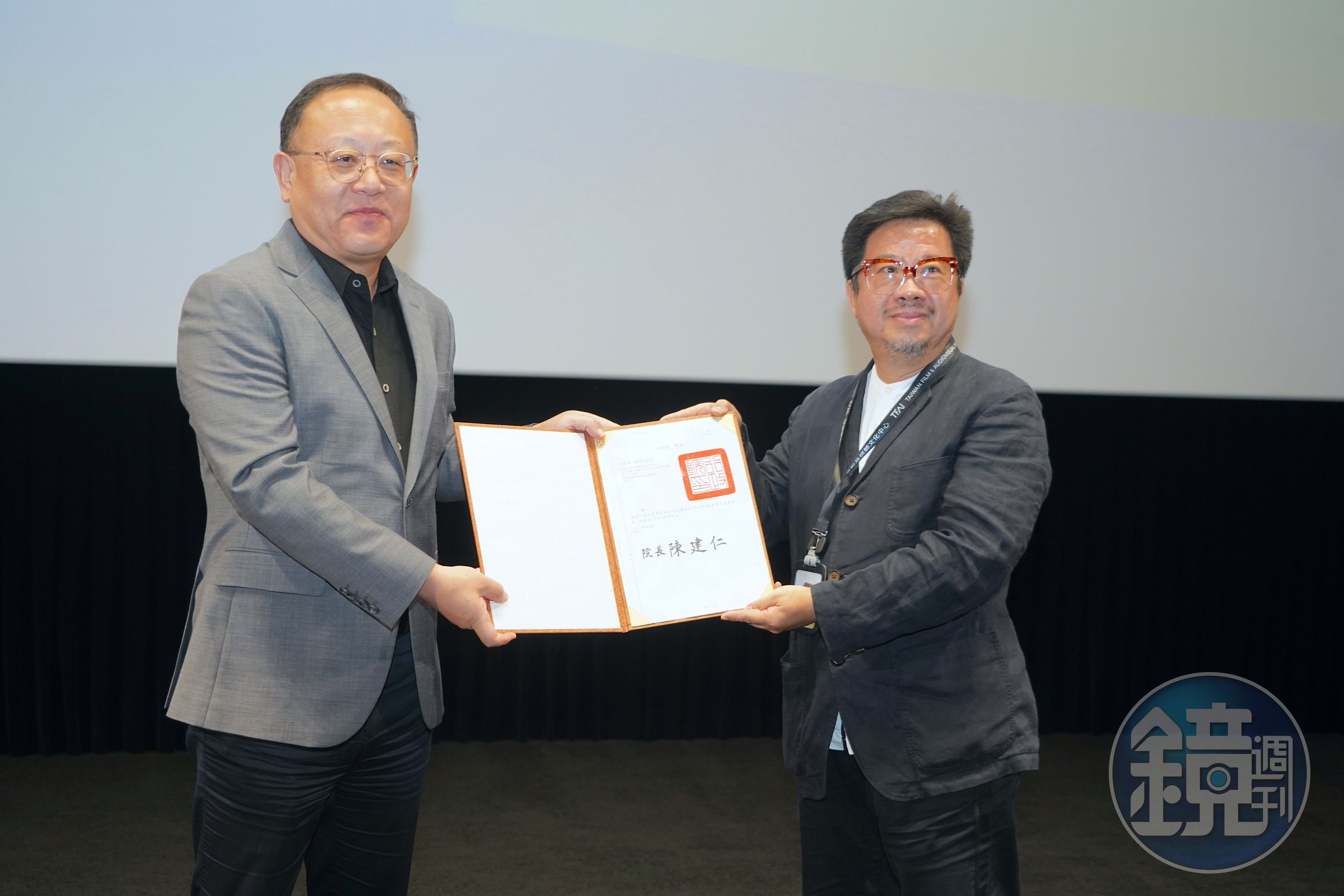 國家電影及視聽文化中心舉行新任董事長交接儀式,左為文化部部長史哲、右為國家影視聽中心新任董事長褚明仁。(國家電影及視聽文化中心提供)