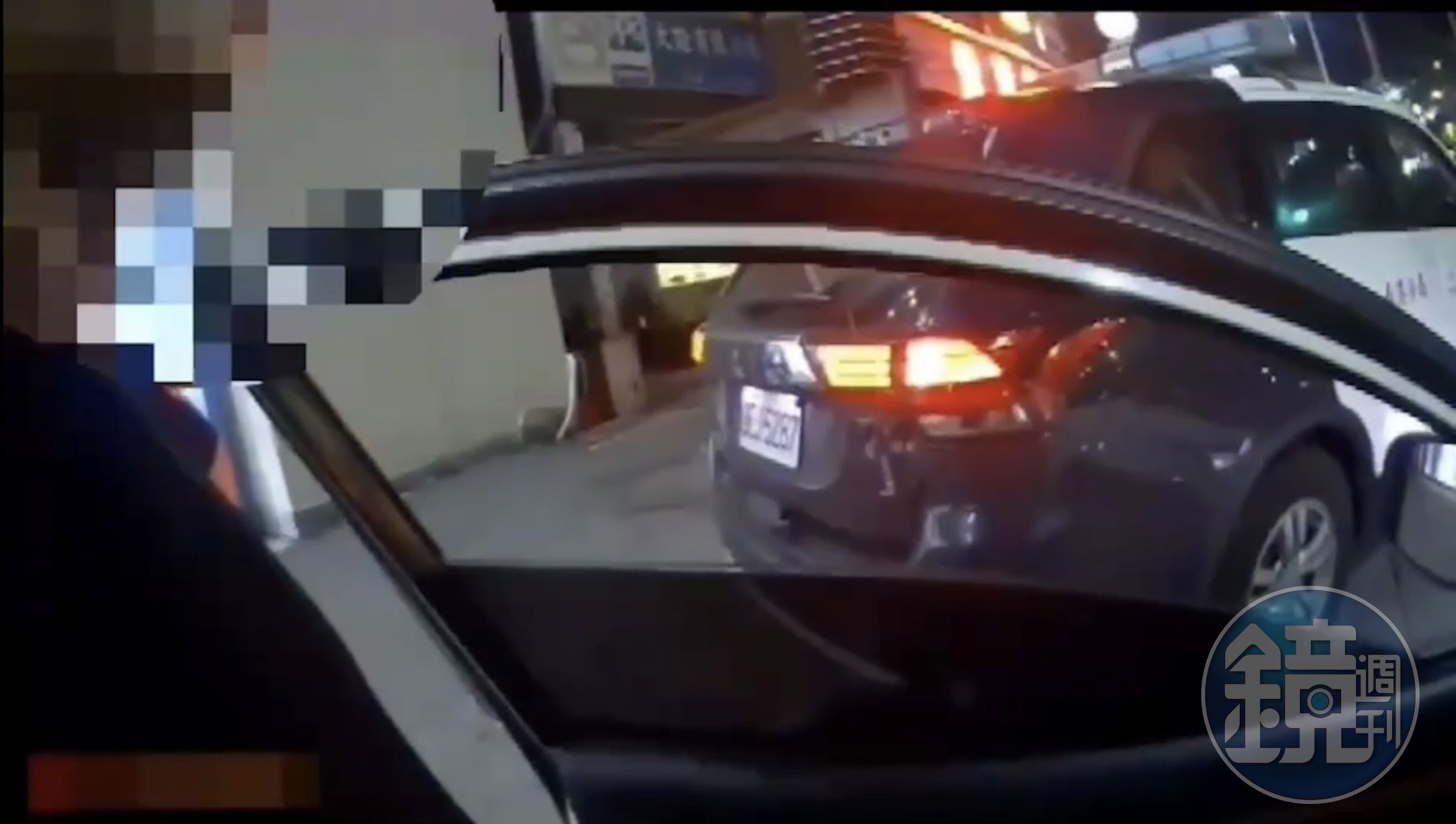 警方見練男駕駛車輛不斷踩煞車形跡可疑攔查，但他下車一句話都不說。（翻攝畫面）