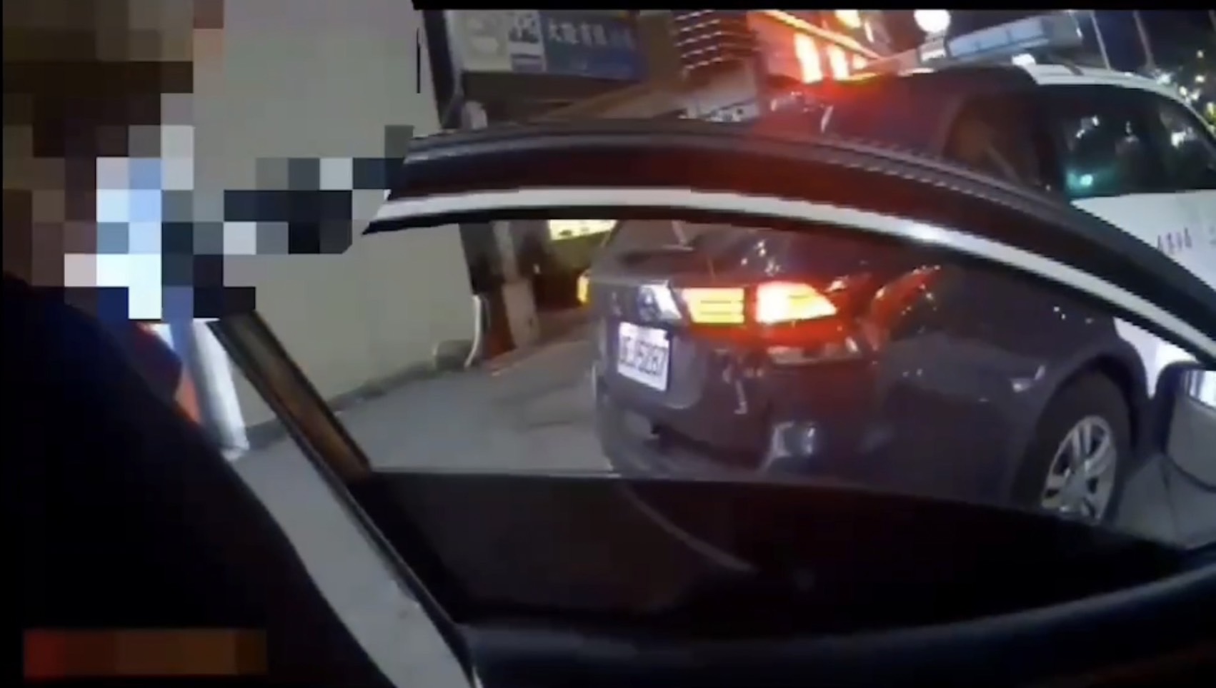 警方見練男駕駛車輛不斷踩煞車形跡可疑攔查，但他下車一句話都不說。（翻攝畫面）