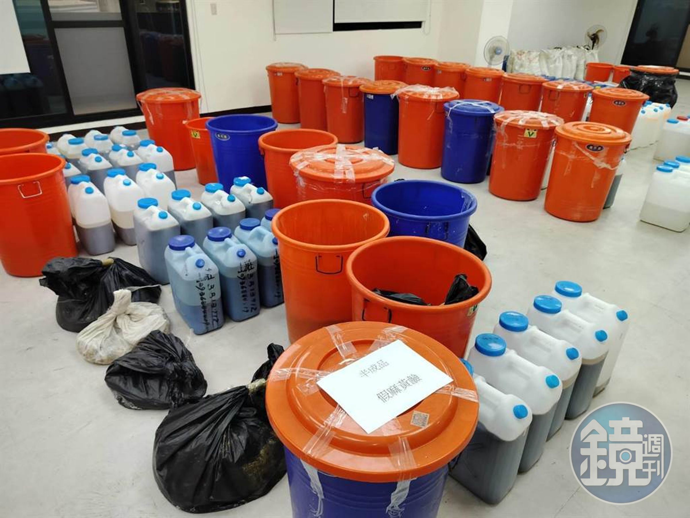高雄市警方破獲大型製毒工廠，扣得的毒品成品及半成品初估市值達5,600萬元。（翻攝照片）