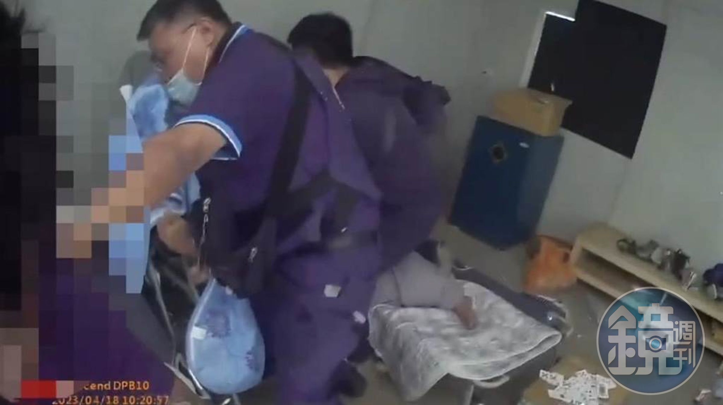 警方趁3嫌熟睡之際攻堅入內。（翻攝照片）