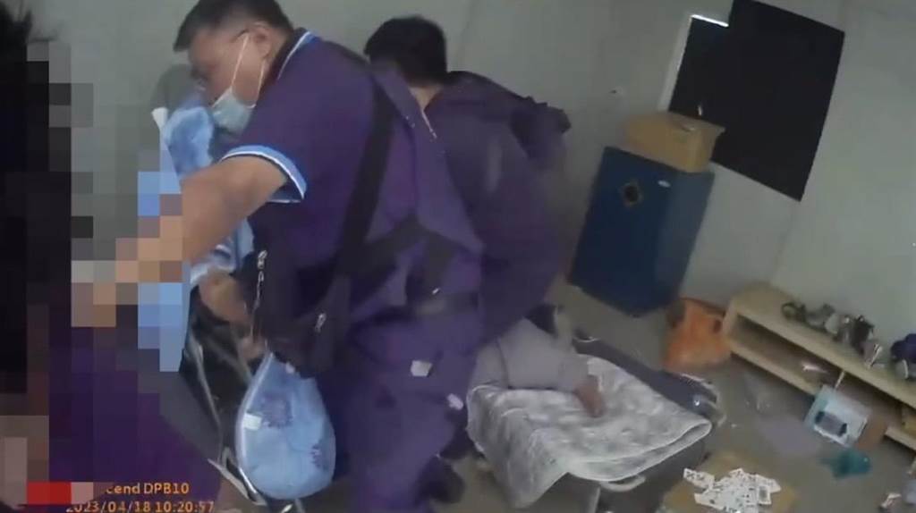 警方趁3嫌熟睡之際攻堅入內。(翻攝照片)