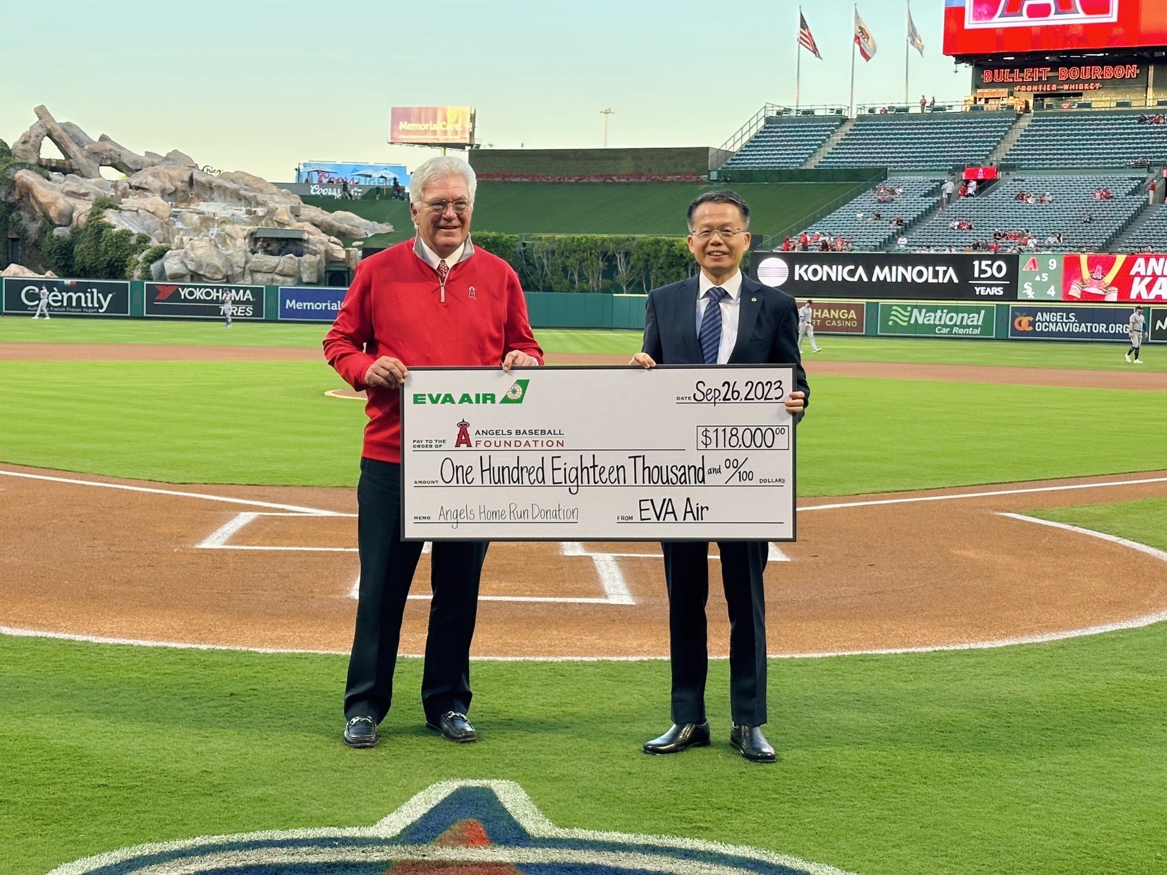 SKYTRAX公佈「2023年全球航空公司大獎」，長榮航空入選為「全球十大最佳航空公司」第9名，並榮獲「全球最佳豪華經濟艙」第1名及「全球最佳豪華經濟艙機上餐飲」第1名，由長榮航空總經理孫嘉明(中)親自出席領獎典禮。