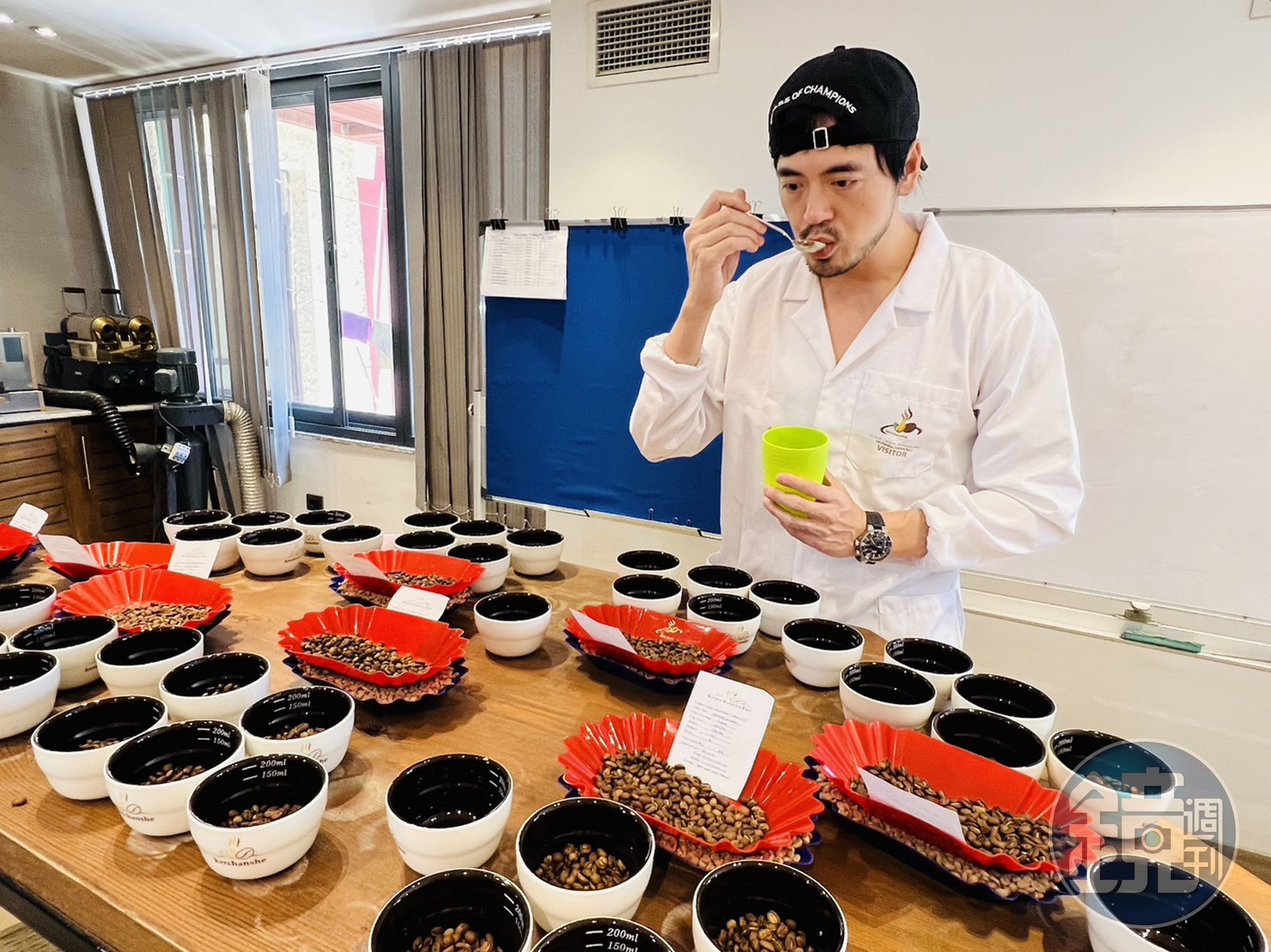 黃銘賢飛到衣索比亞親自杯測300多支阿拉比卡夢幻品種,帶回最好的咖啡豆。(路易莎提供)