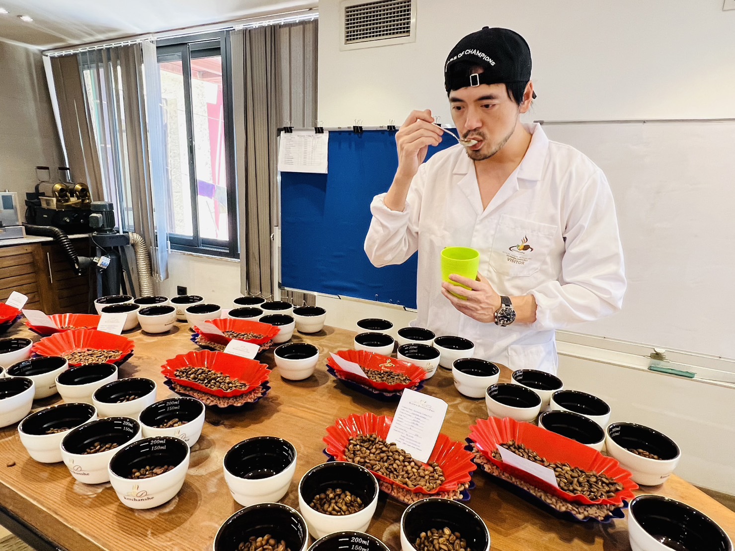 黃銘賢飛到衣索比亞親自杯測300多支阿拉比卡夢幻品種，帶回最好的咖啡豆。（路易莎提供）