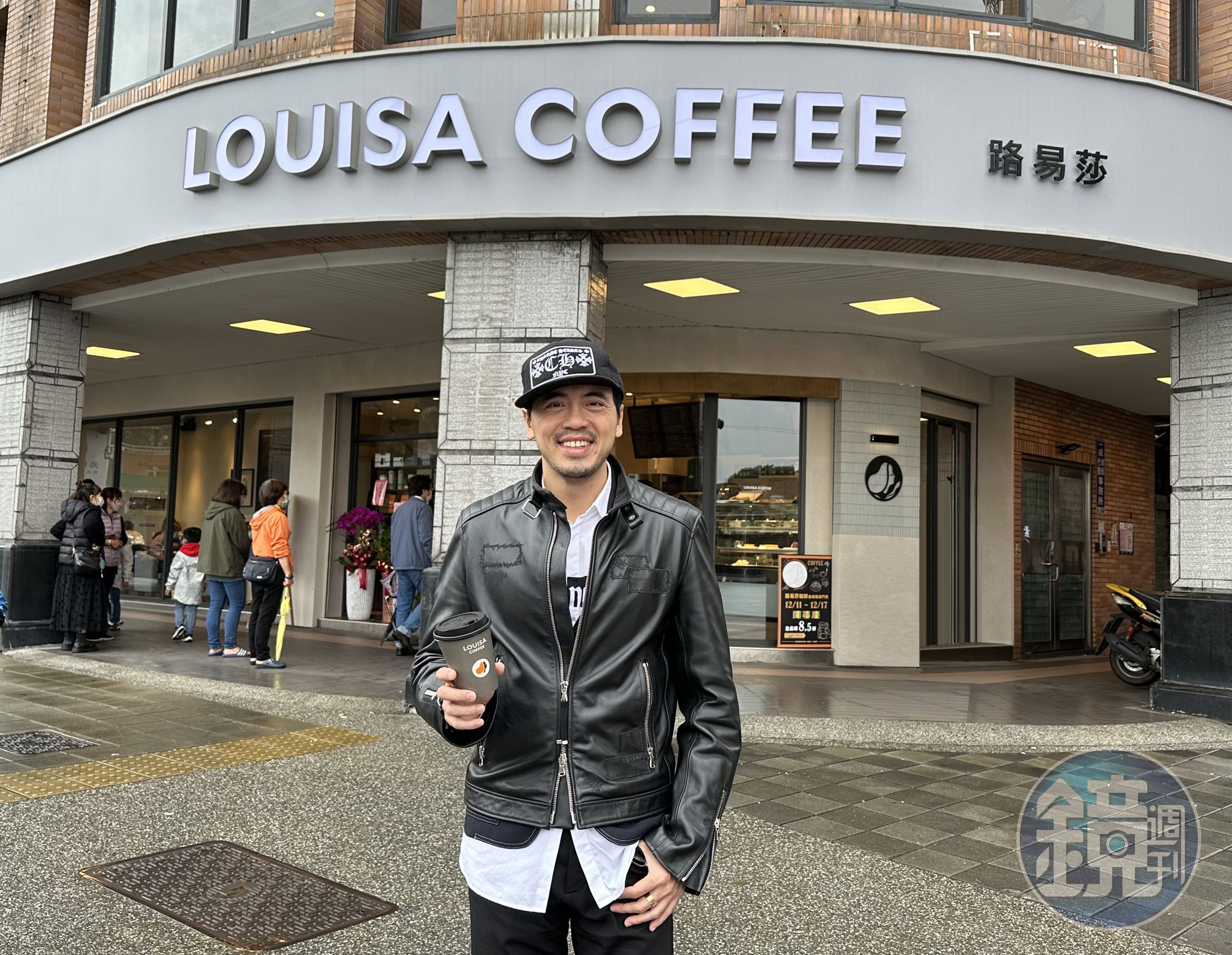 新北市土城的路易莎金城延和門市為「超越精品概念店」,裝潢色系和logo已和過去不同。(路易莎提供)