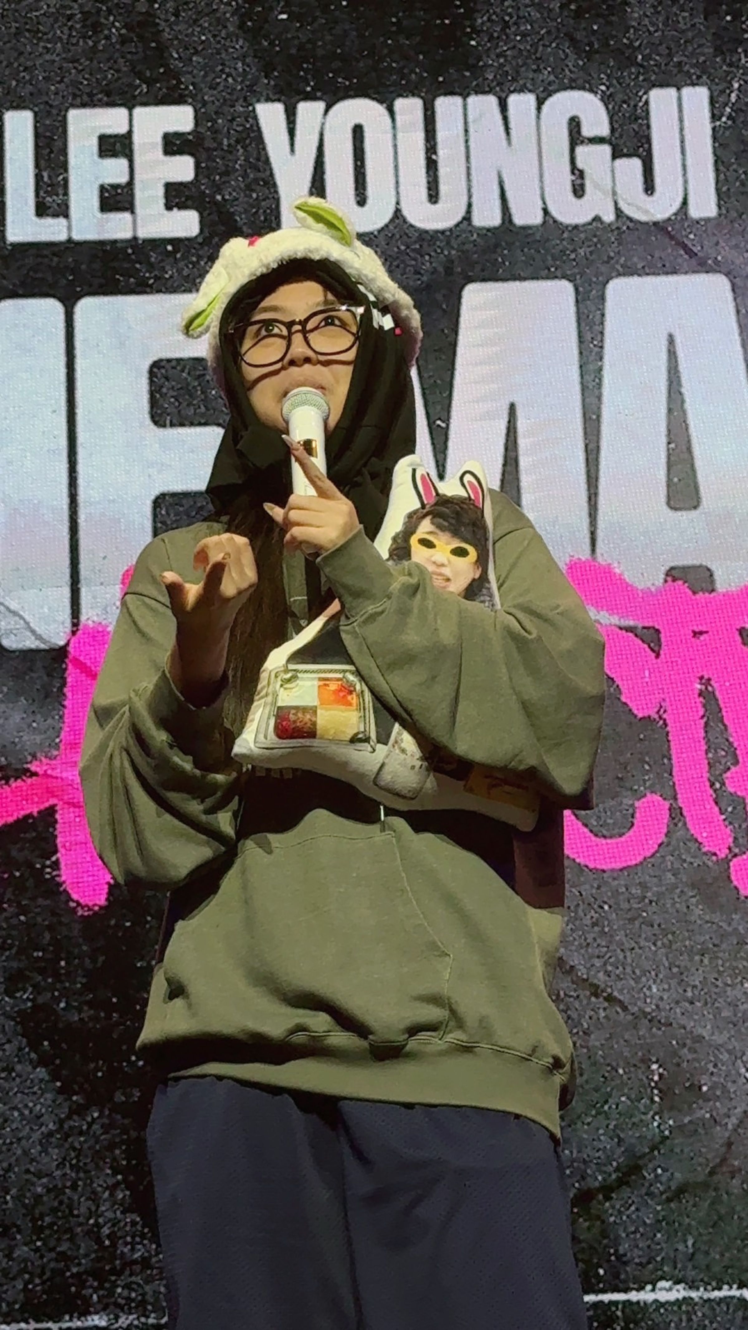 李泳知昨（26日）在台灣首度開唱，彩排時與歌迷互動頻頻，拿著粉絲送的禮物非常喜歡。（讀者提供）