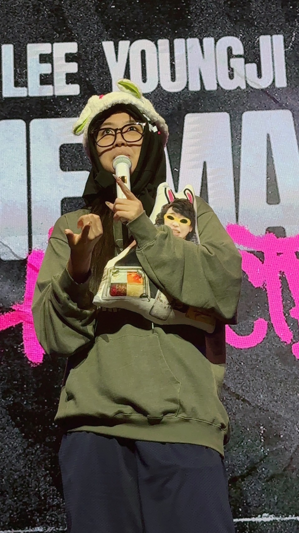 李泳知昨（26日）在台灣首度開唱，彩排時與歌迷互動頻頻，拿著粉絲送的禮物非常喜歡。（讀者提供）