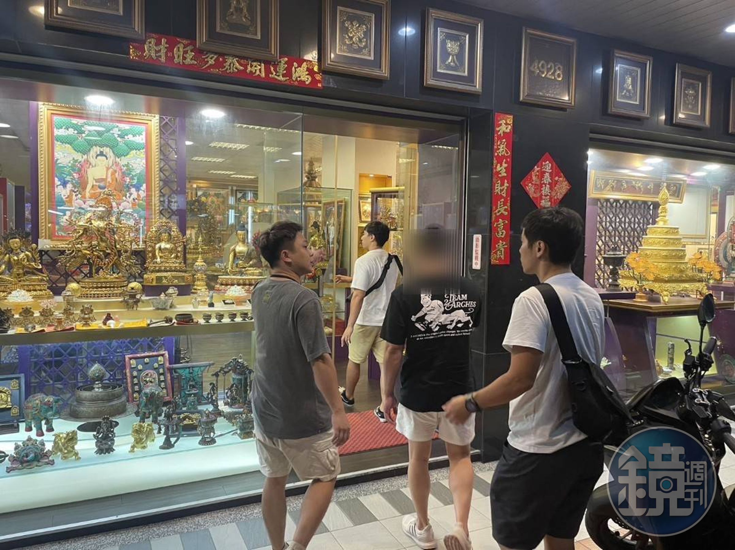 警方將陳男帶到他經營的佛教文物精品店確認未遭失竊。（翻攝畫面）