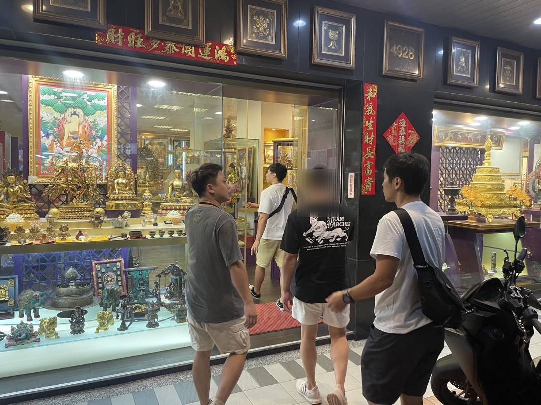 警方將陳男帶到他經營的佛教文物精品店確認未遭失竊。（翻攝畫面）
