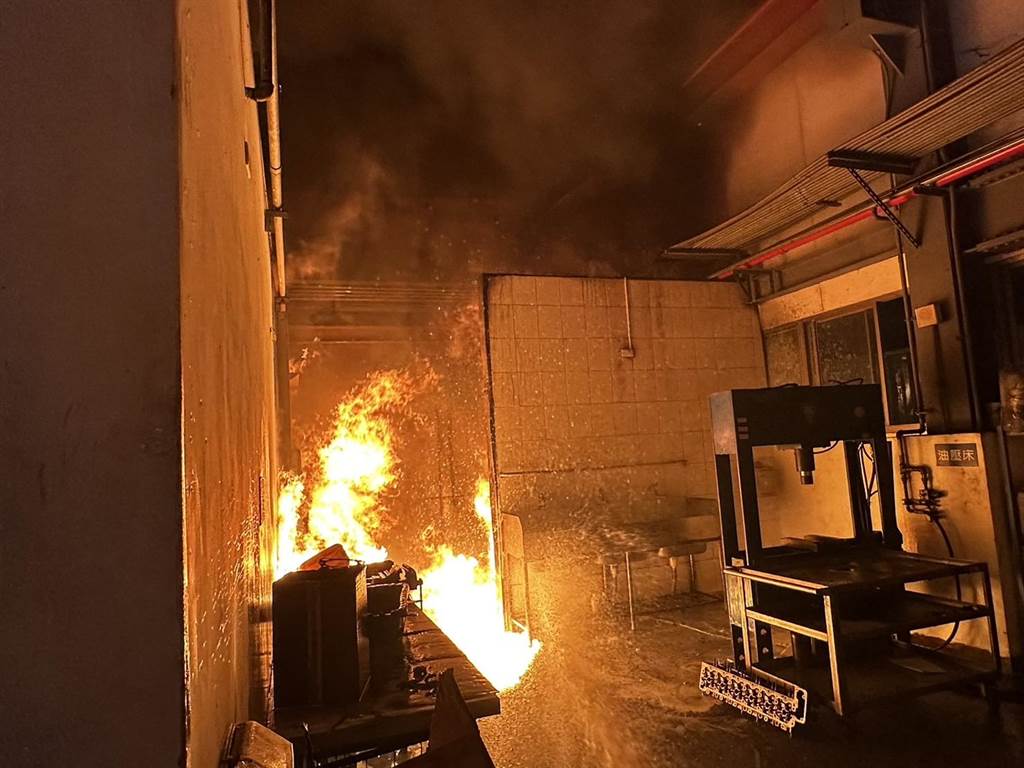 台南市永康區一間貨車維修工廠27日晚間發生火災。(翻攝照片)