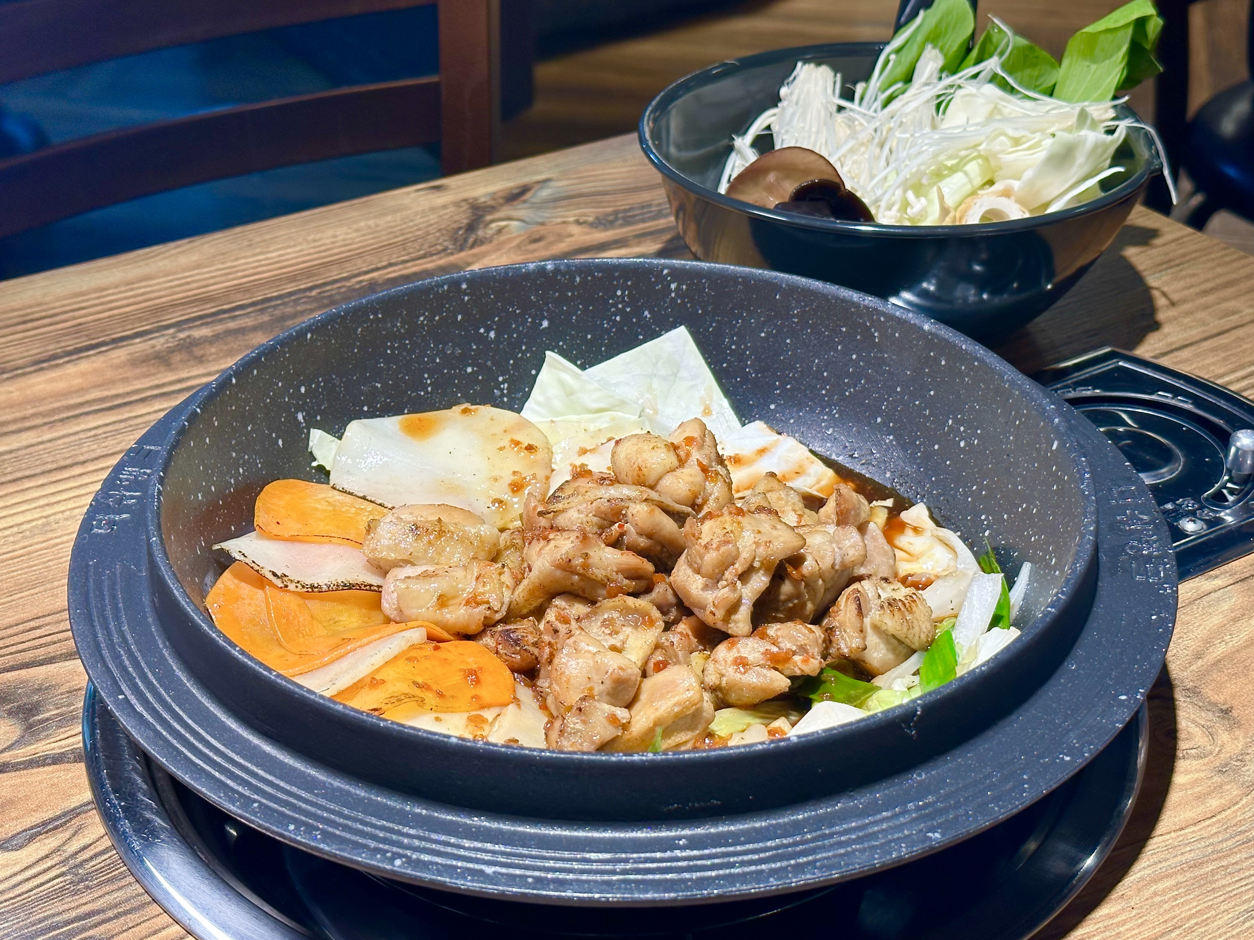 「狠角色辣雞」在上桌前，會先把雞肉炒到8分熟，並炙燒出雞皮油脂的香氣。
