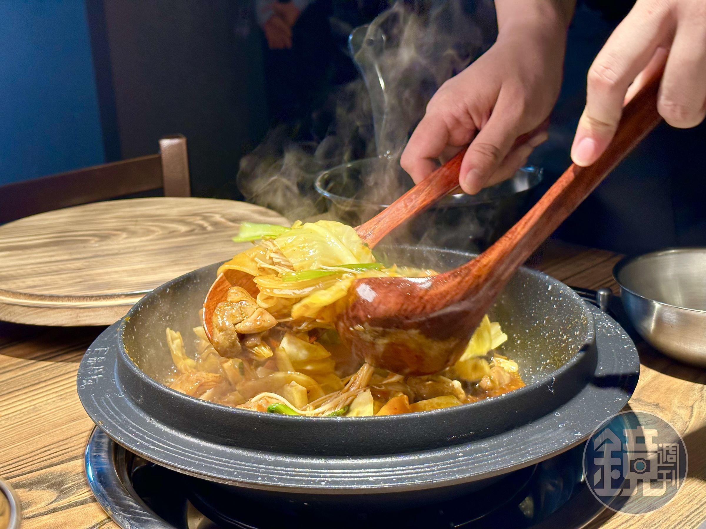雞肉全熟後，可放入夾取的蔬菜、配料一起拌炒，增添風味。