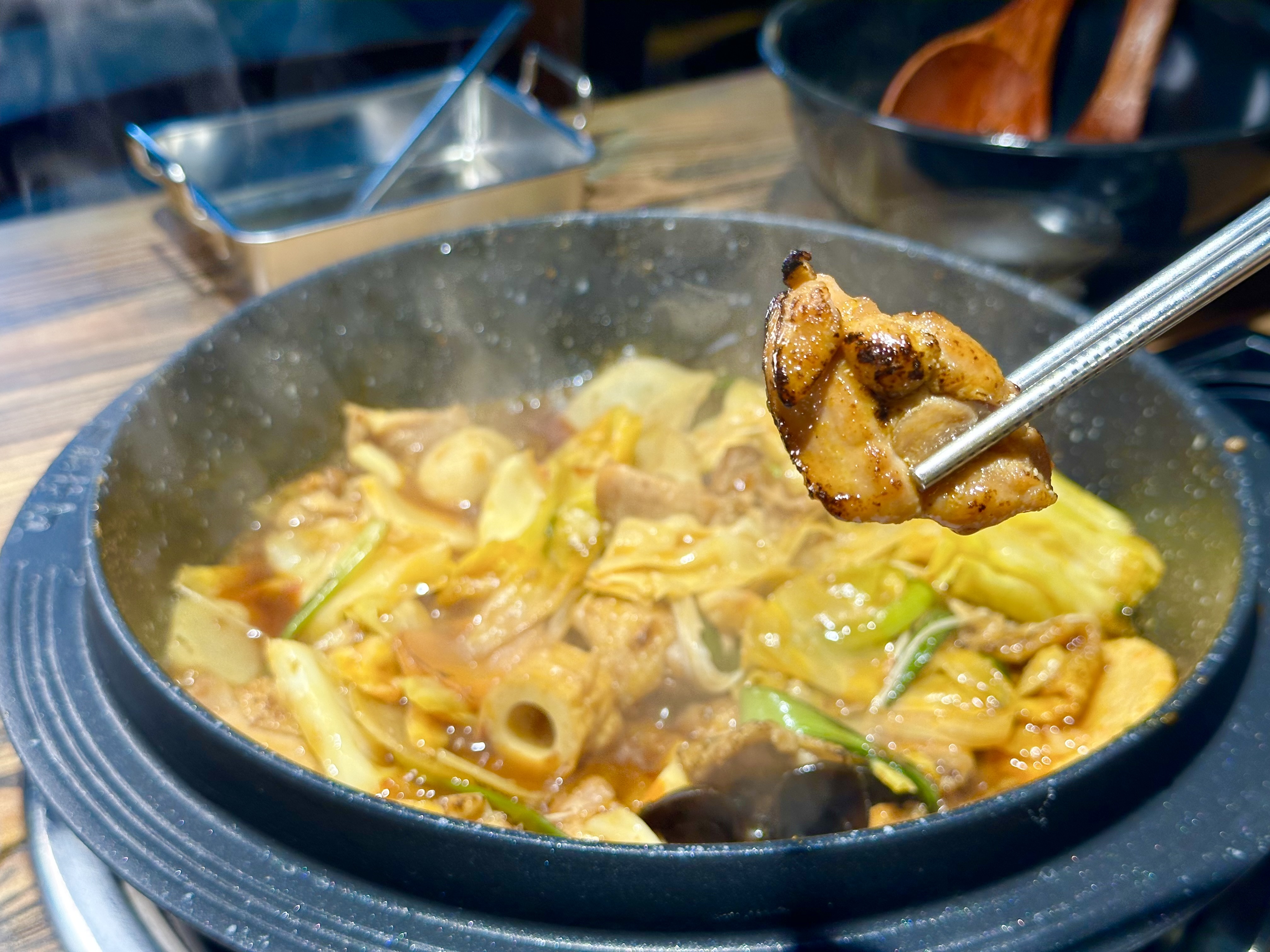 雞肉吃起來有炙燒的香氣，辣醬也入味。