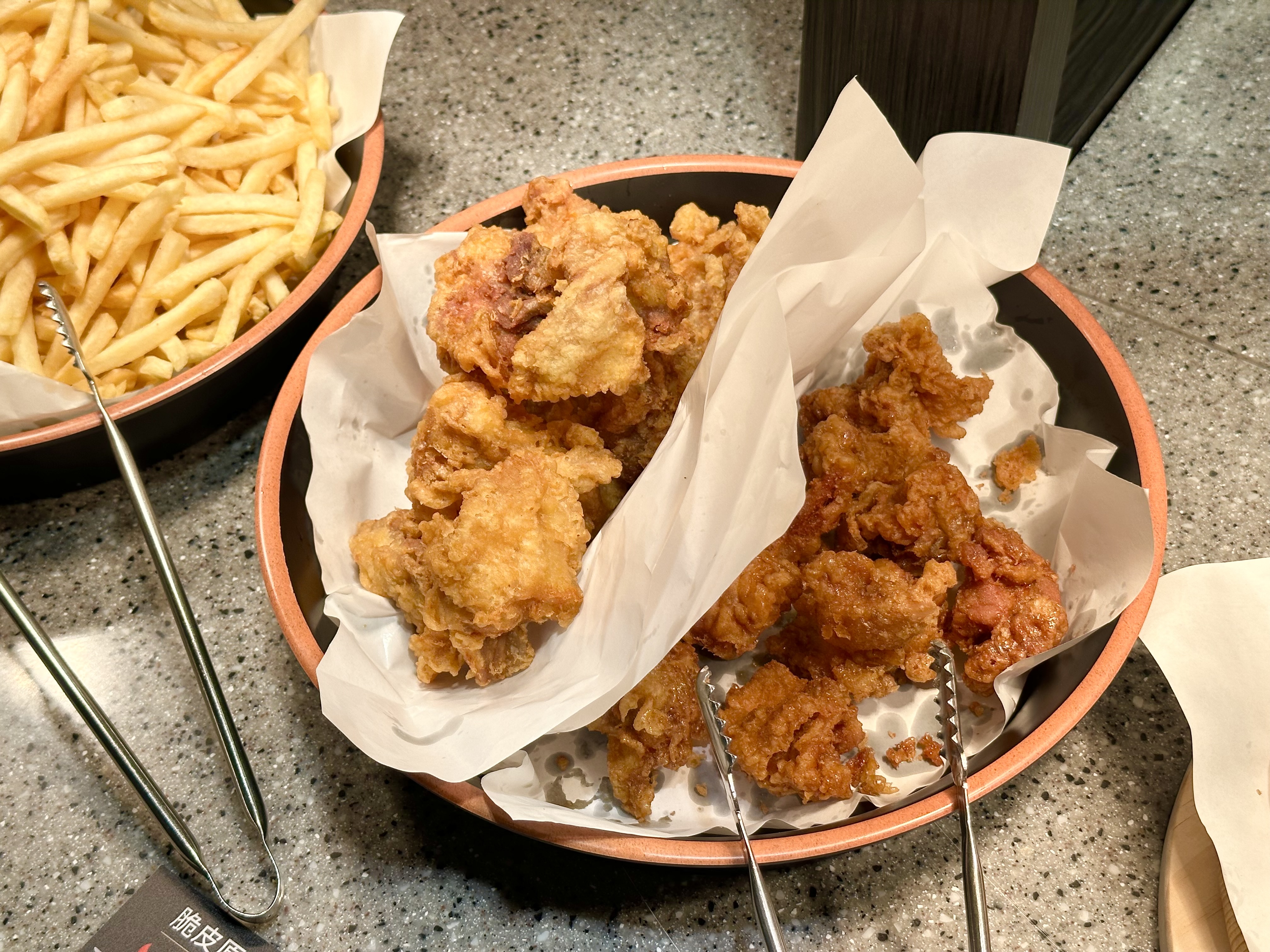 不時還會有現炸起鍋的韓式炸雞，有原味和辣味，口感滿酥脆的。