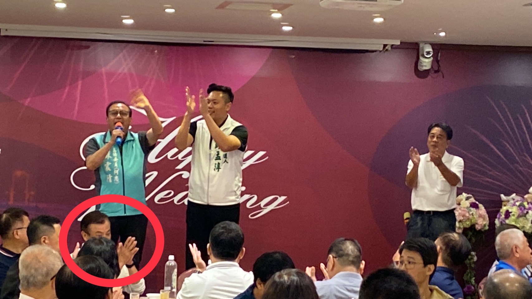 蘇嘉全（紅圈處）與姪子蘇震清、姪孫蘇孟淳27日晚間「三代同框」出席7大工會餐敘聯誼，讓屏南立委選區綠營分裂傳聞浮上檯面。（讀者提供）