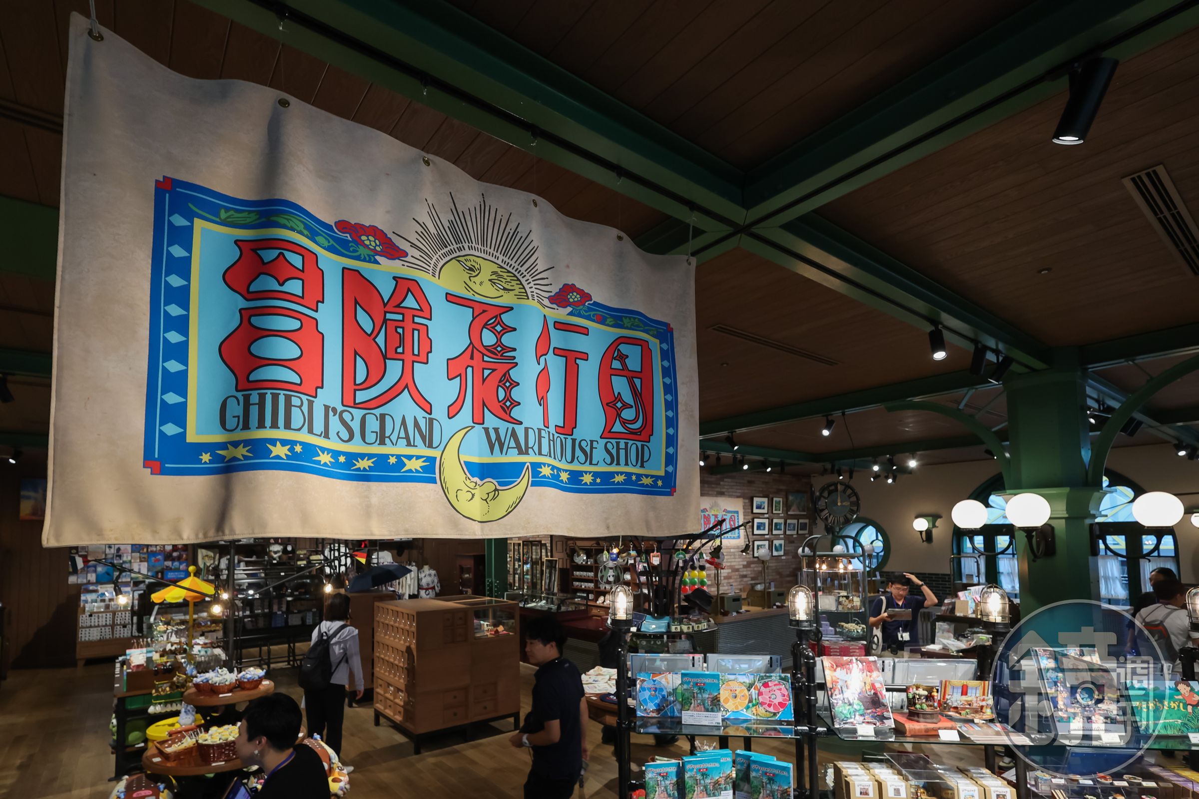 參觀過整個吉卜力大倉庫被激起的購物欲,就要在周邊商店「冒險飛行團」解決。