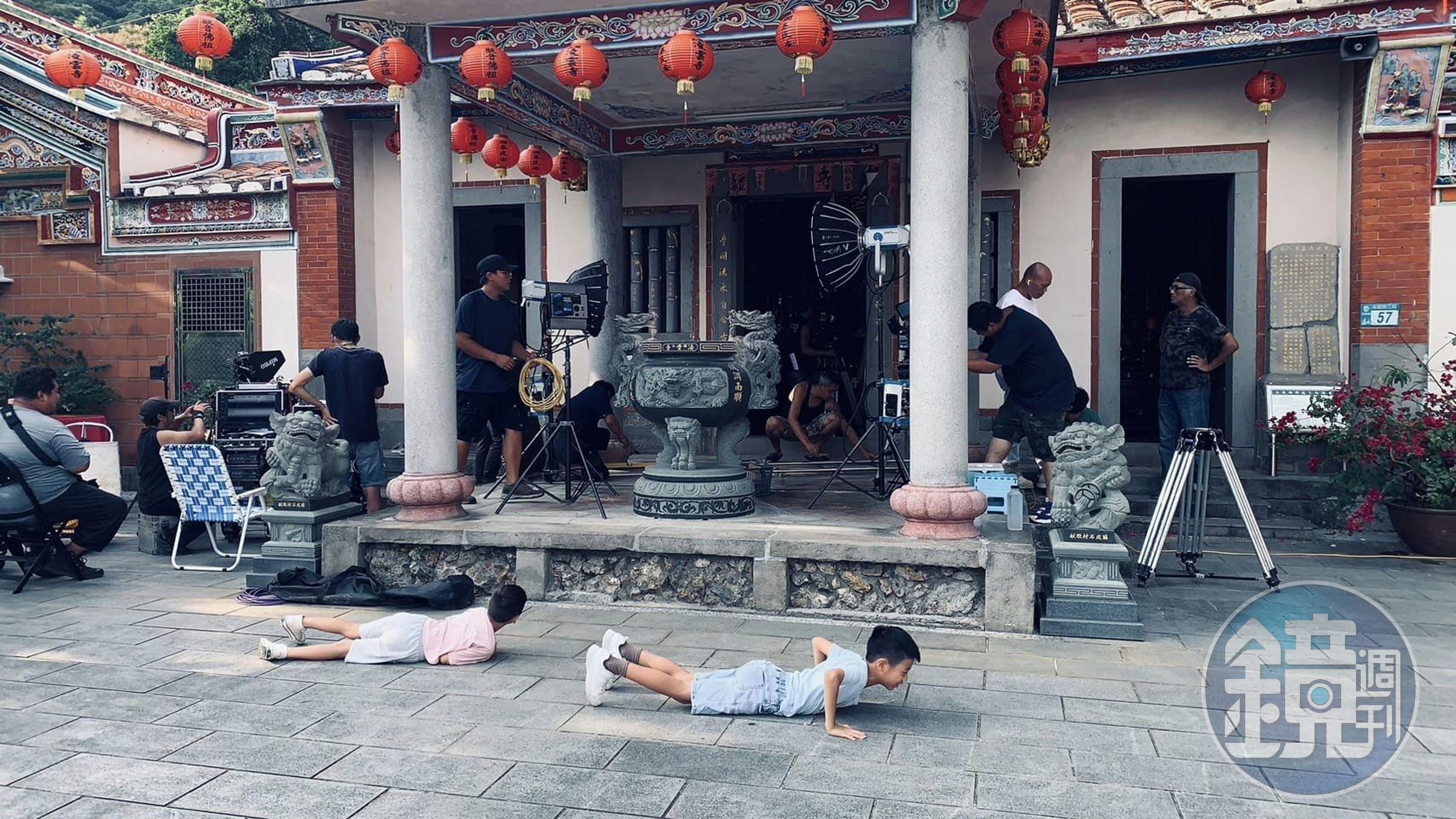 陳仙梅分享兒子們趴在片場外的樣子。(翻攝自陳仙梅臉書)