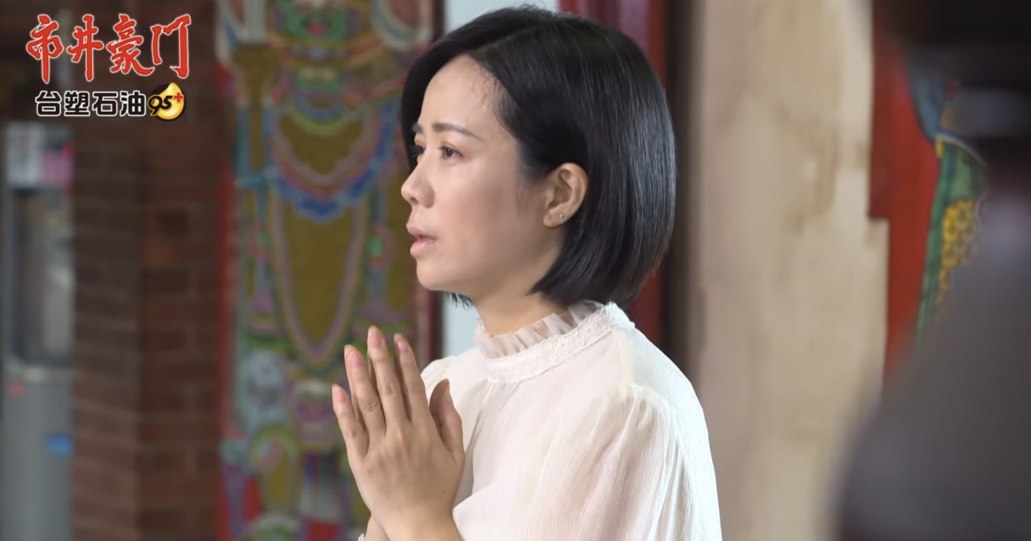 陳仙梅在廟裡拍情緒戲被兒子調皮打斷。(翻攝YT民視戲劇館)