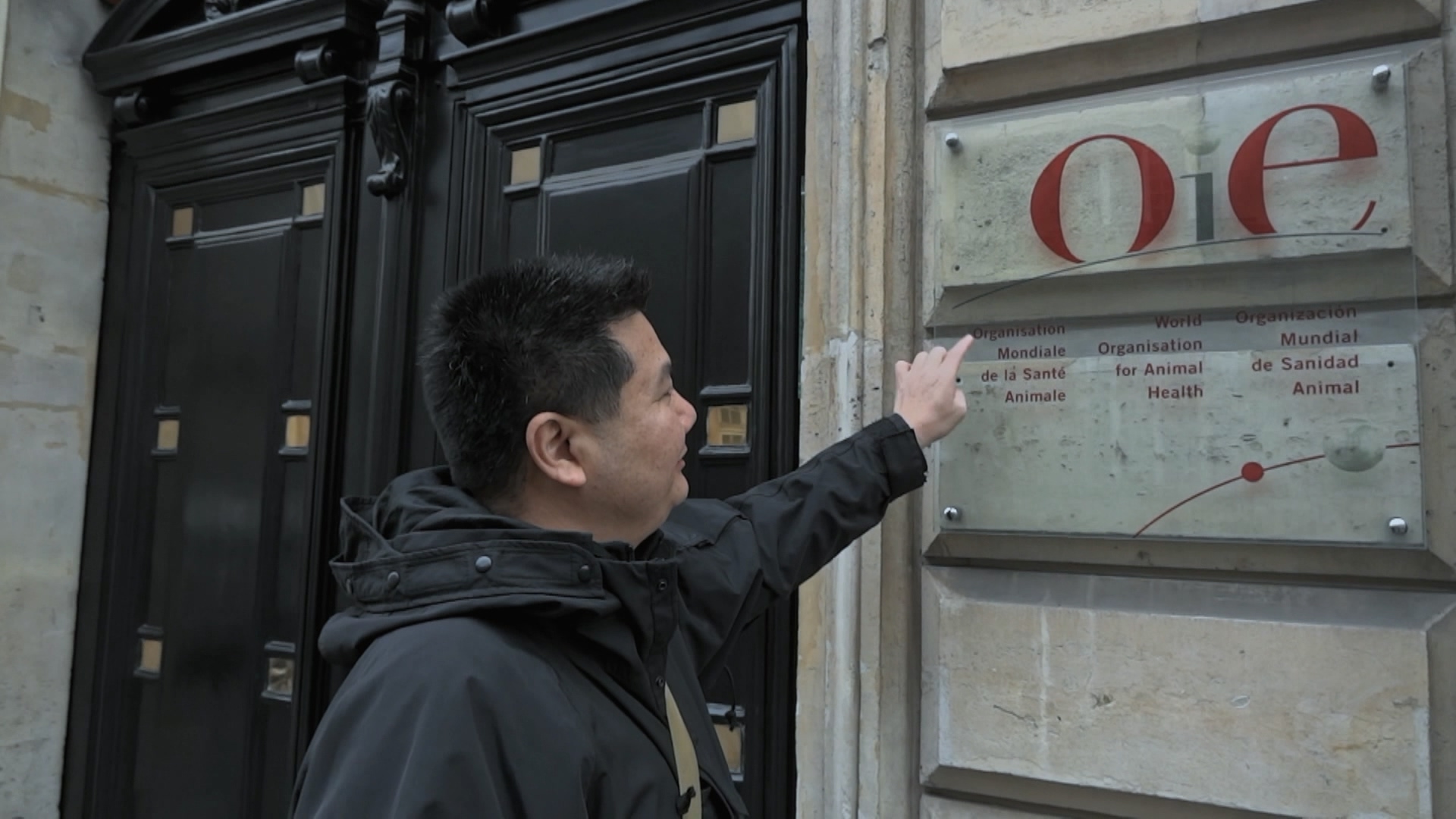 李惠仁在拍攝《不能戳的秘密III：官官相護》時，遠赴法國世界動物衛生組織（WOAH）總部查證禽流感高、低病原性的定義。（公視提供）