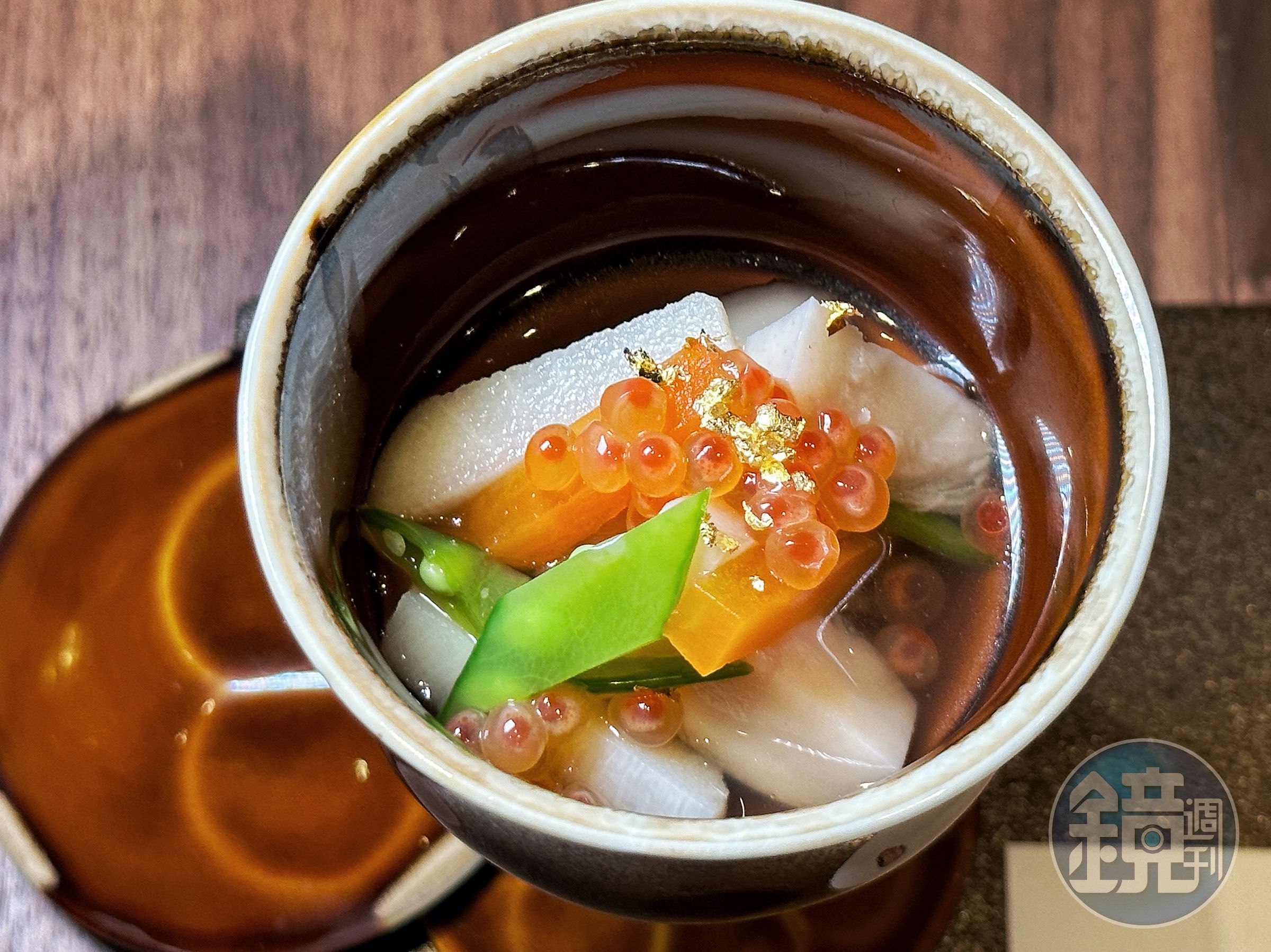 無菜單套餐的第一道是具有濃厚新潟特色的鄉土菜「「能平煮」。（3,880元起／人）