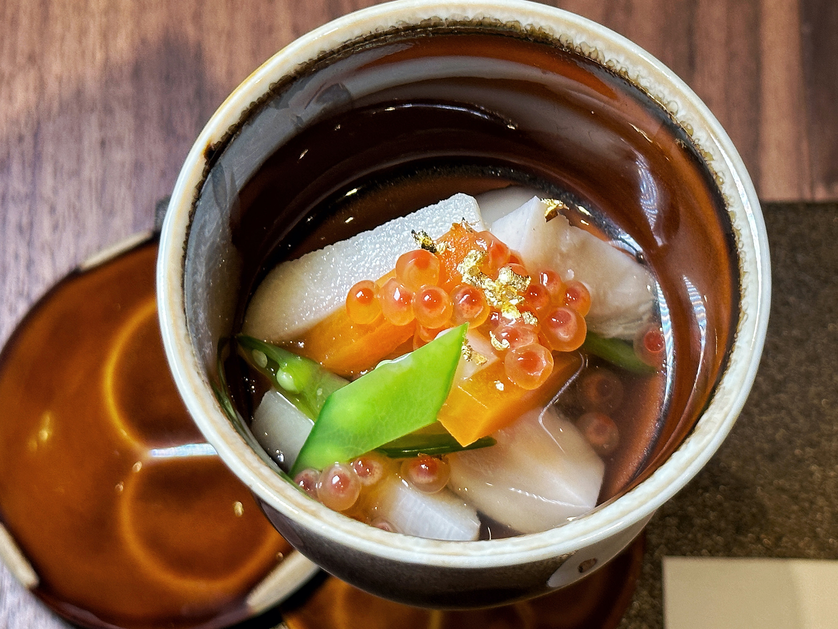 無菜單套餐的第一道是具有濃厚新潟特色的鄉土菜「「能平煮」。(3,880元起/人)
