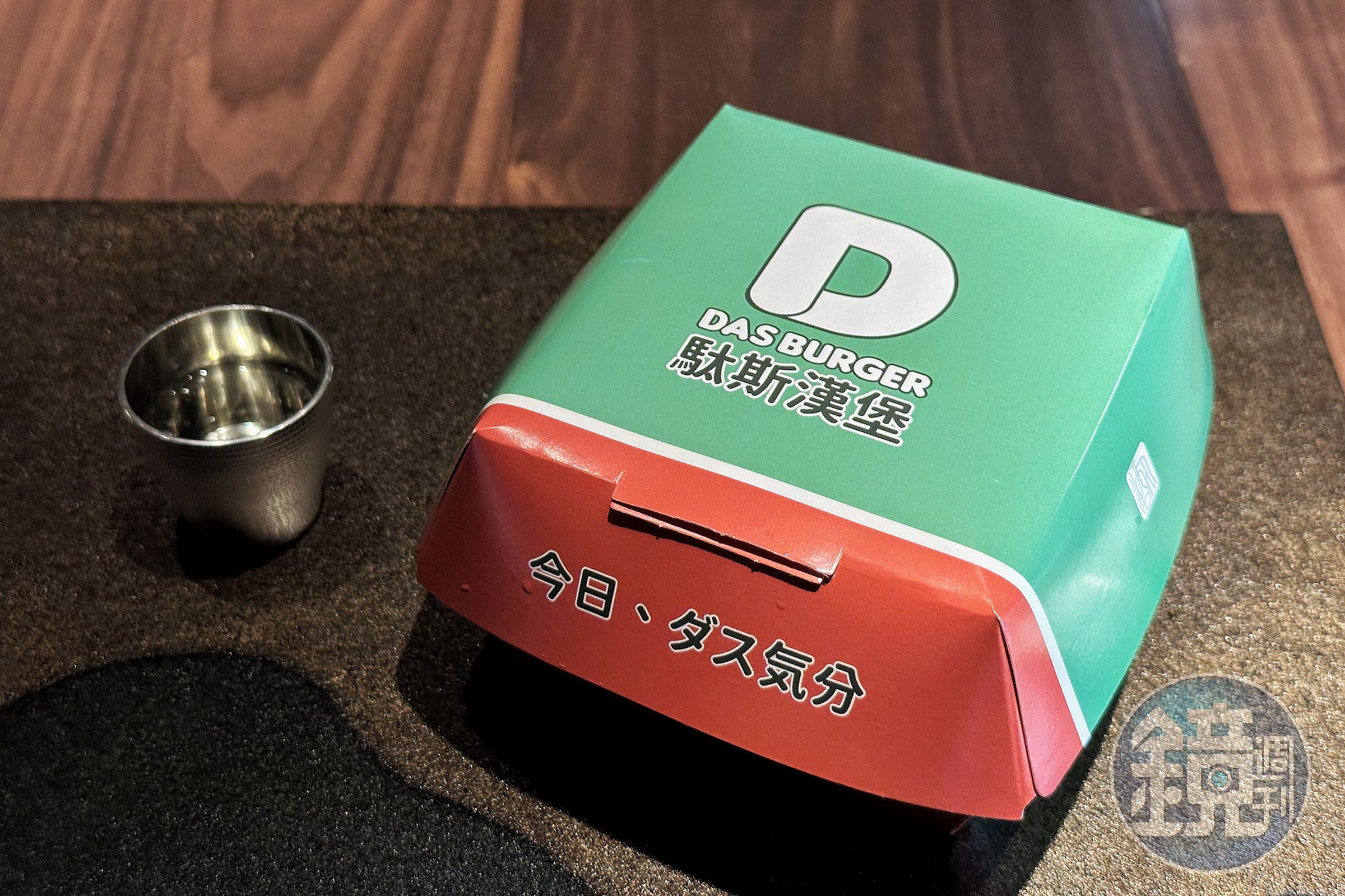 特製漢堡盒上印製著店名「Dasuke」，在新潟方言指的是「對吧！」的意思。