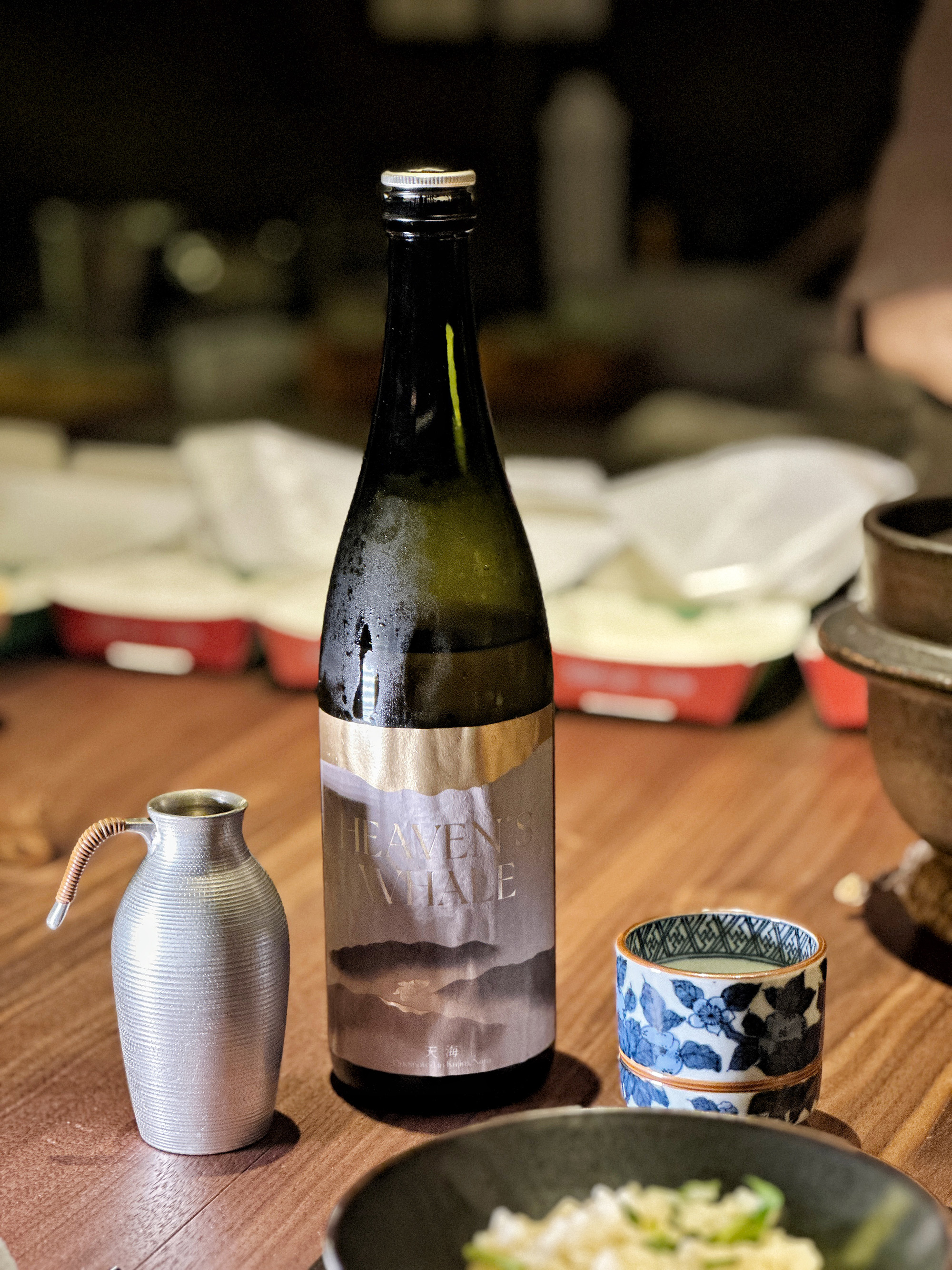 奈良縣千代酒造的「Heaven’s Whale 天地 Amatsuchi」,僅取用釀造部分的「最中取」,喝起來口感較為濃郁,可清楚感受到米本身的鮮甜,卻又帶有十分清爽的香氣與沈穩的氣泡感。(1,500元/人,只能搭配無菜單料理)