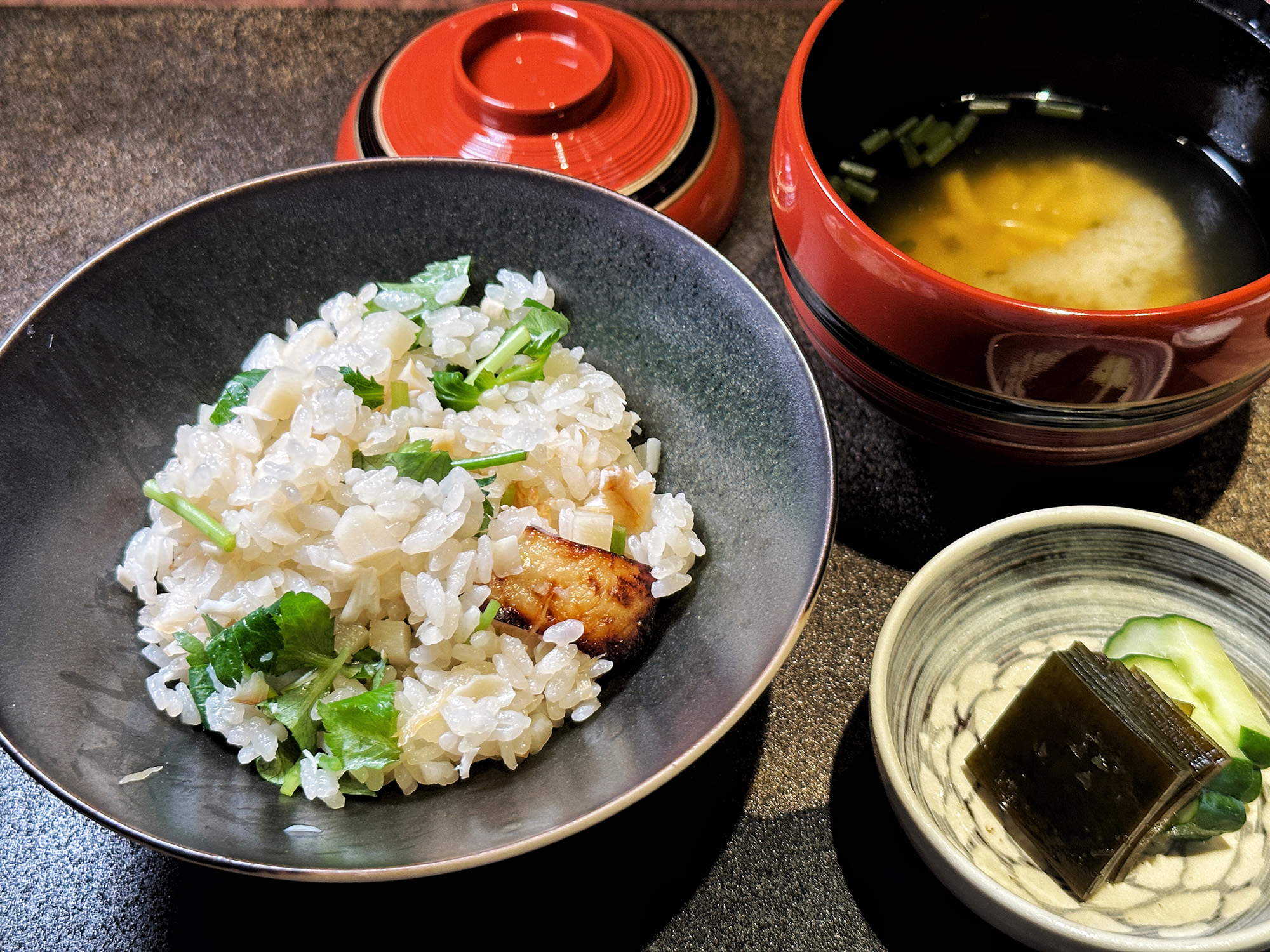 主廚特製的炊飯將𩵚魠魚的美味油脂與米飯融合得恰到好處。(3,880元起/人)