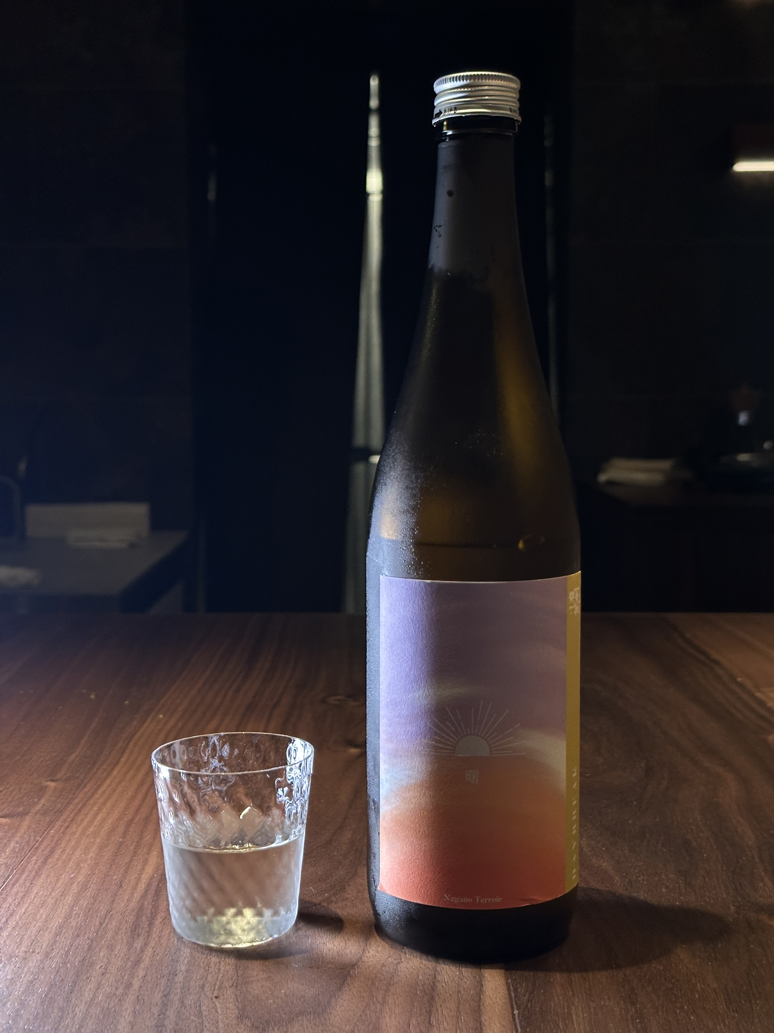 同為小野酒造釀製的「夜明け前 Daybreak 曙 Akebono」,使用夢幻酒米金紋錦,入口後綻放的濃郁甜味和鮮味高雅而精緻,口感清淡,回味清新乾爽。(1,500元/人,只能搭配無菜單料理)