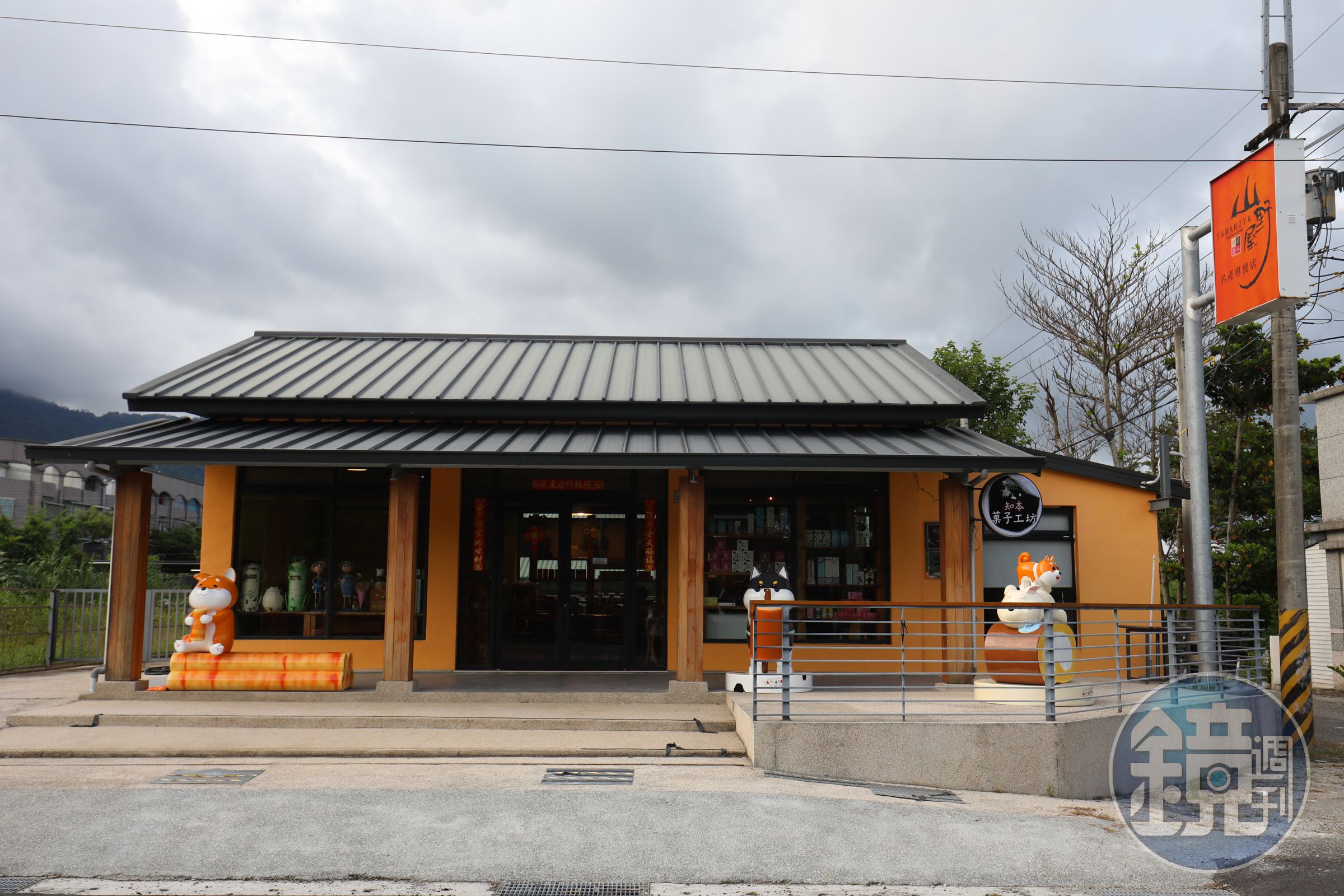 位在知本的山野屋的橘色小屋，由朱定華一手打造。