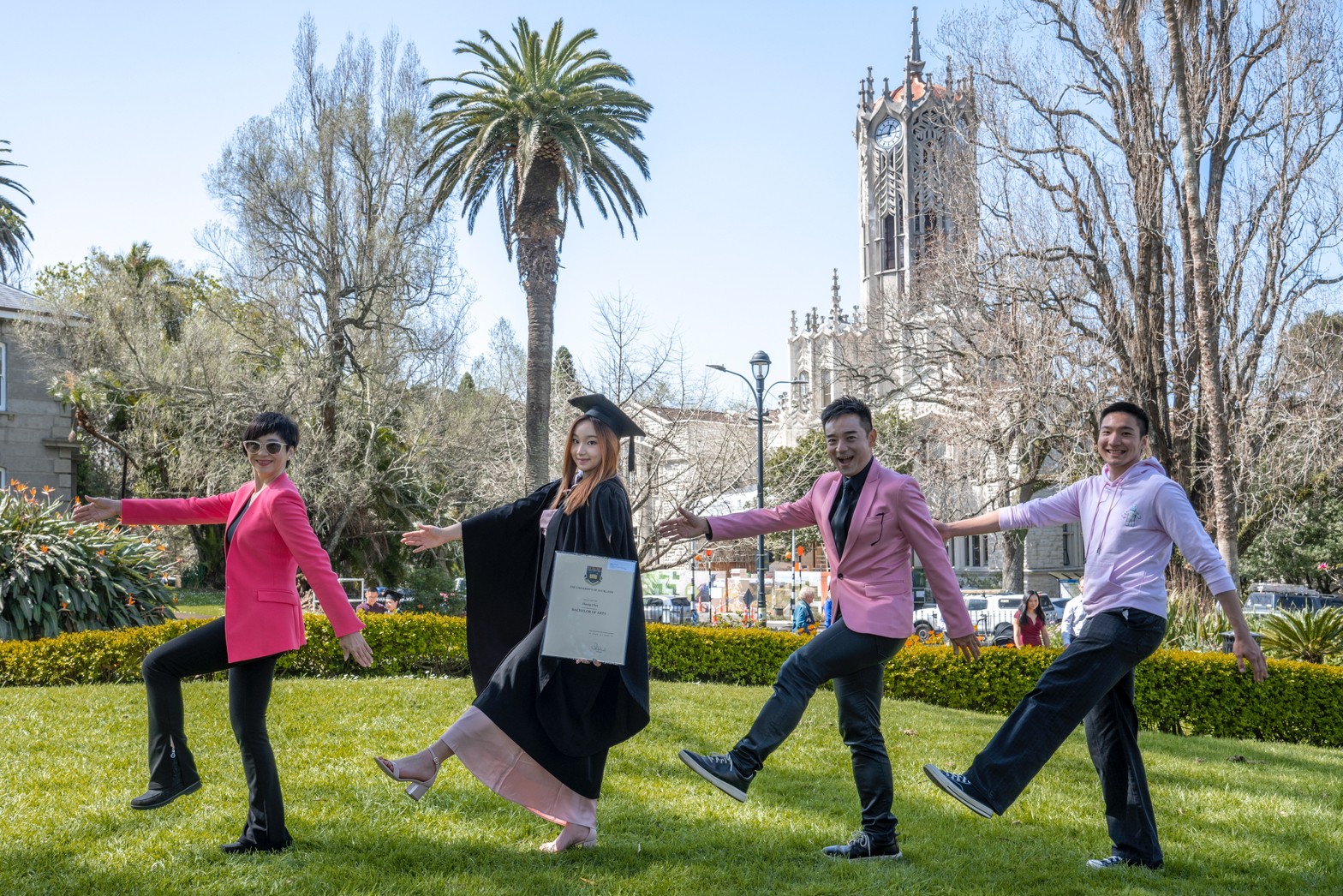 女兒大學畢業典禮,岑永康與老婆張珮珊及兒子開心合影。(岑永康提供)