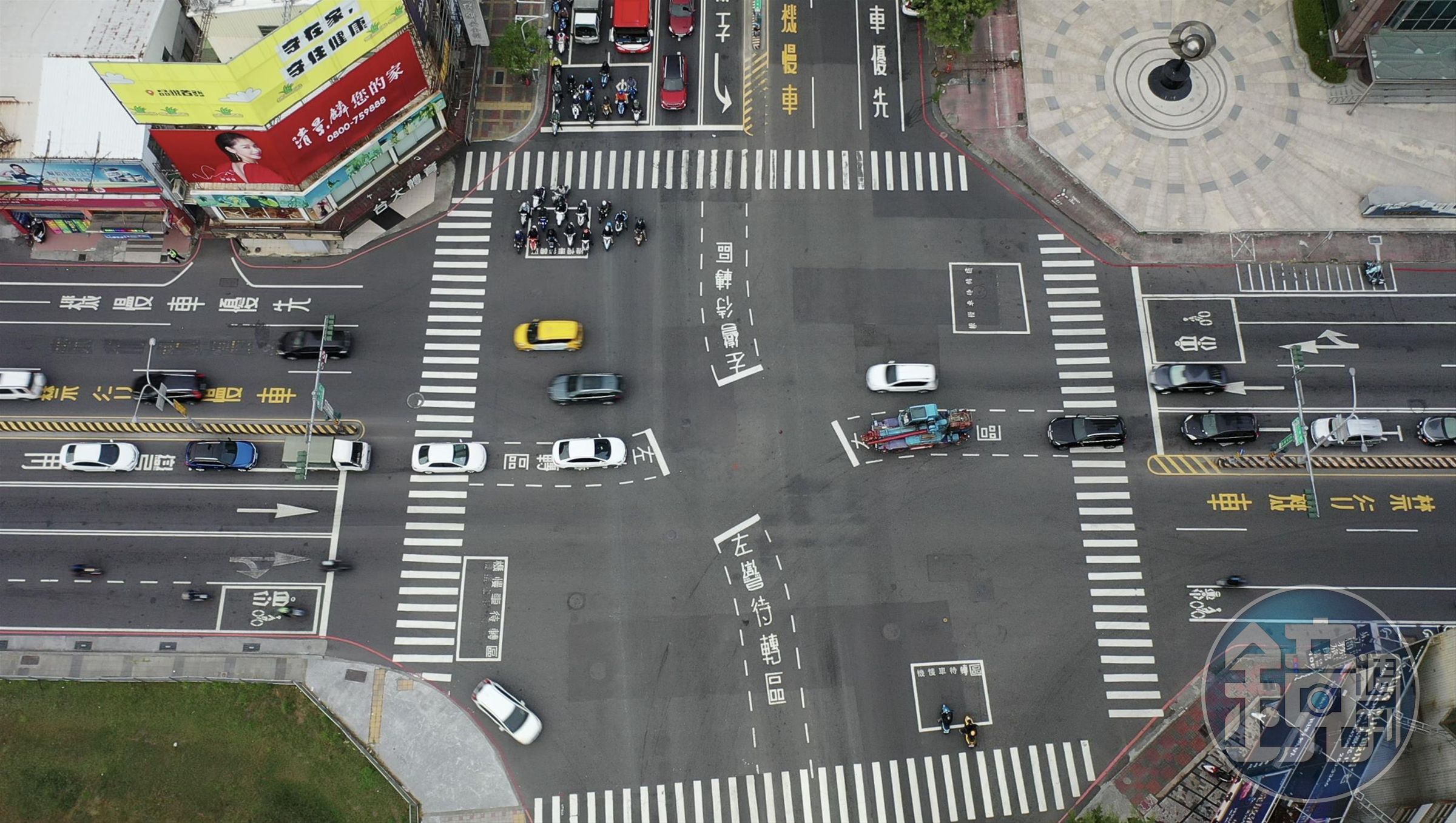 台南市打算取消機車兩段式左轉，會擇定路段試辦逐步推動，同時也會保留原本路口兩段式左轉的待轉區。（示意圖，台南市政府提供）