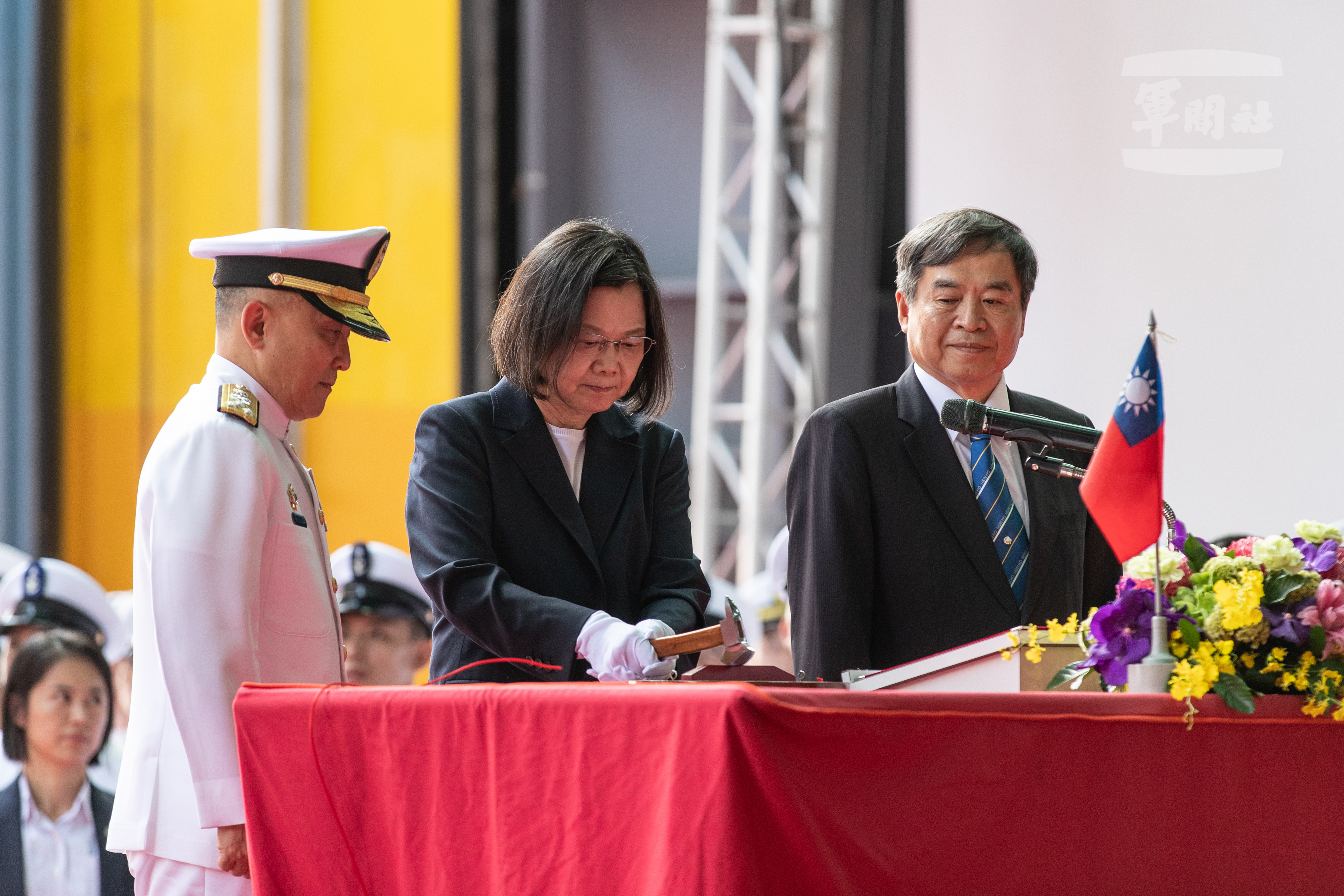 蔡英文（中）為海鯤艦擲瓶。左為海軍司令唐華、右為台船董事長鄭文隆。（軍聞社提供）
