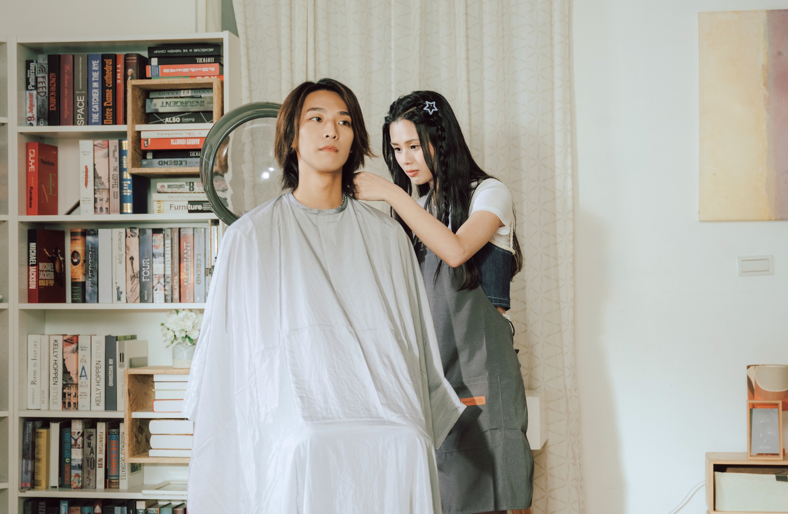 MV由陳勢安的師弟妹Ozone煥鈞與PINK FUN容容飾演清新感十足的純愛劇情。（索尼音樂提供）