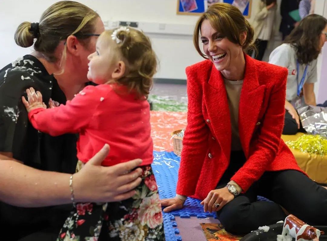 凱特王妃（右）昨到一家兒童關懷協會，陪伴慢飛天使。（翻攝princeandprincessofwales IG）
