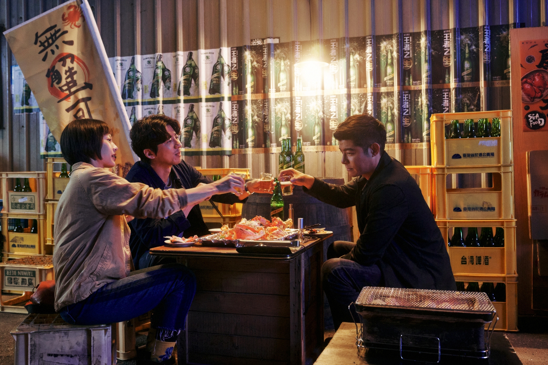 傅孟柏、王柏傑、簡嫚書在《美食無間》因愛吃成飯友，三人吃美食的方式也不同。（發起日影視提供）