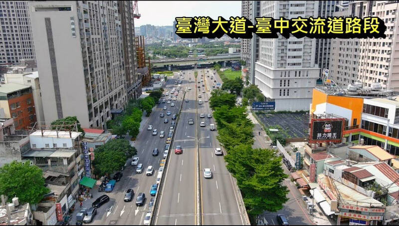 台中市交通大隊動員空拍機,高空觀測路空,隨時傳送畫面至勤務中心,靈活調派警力。(警方提供)