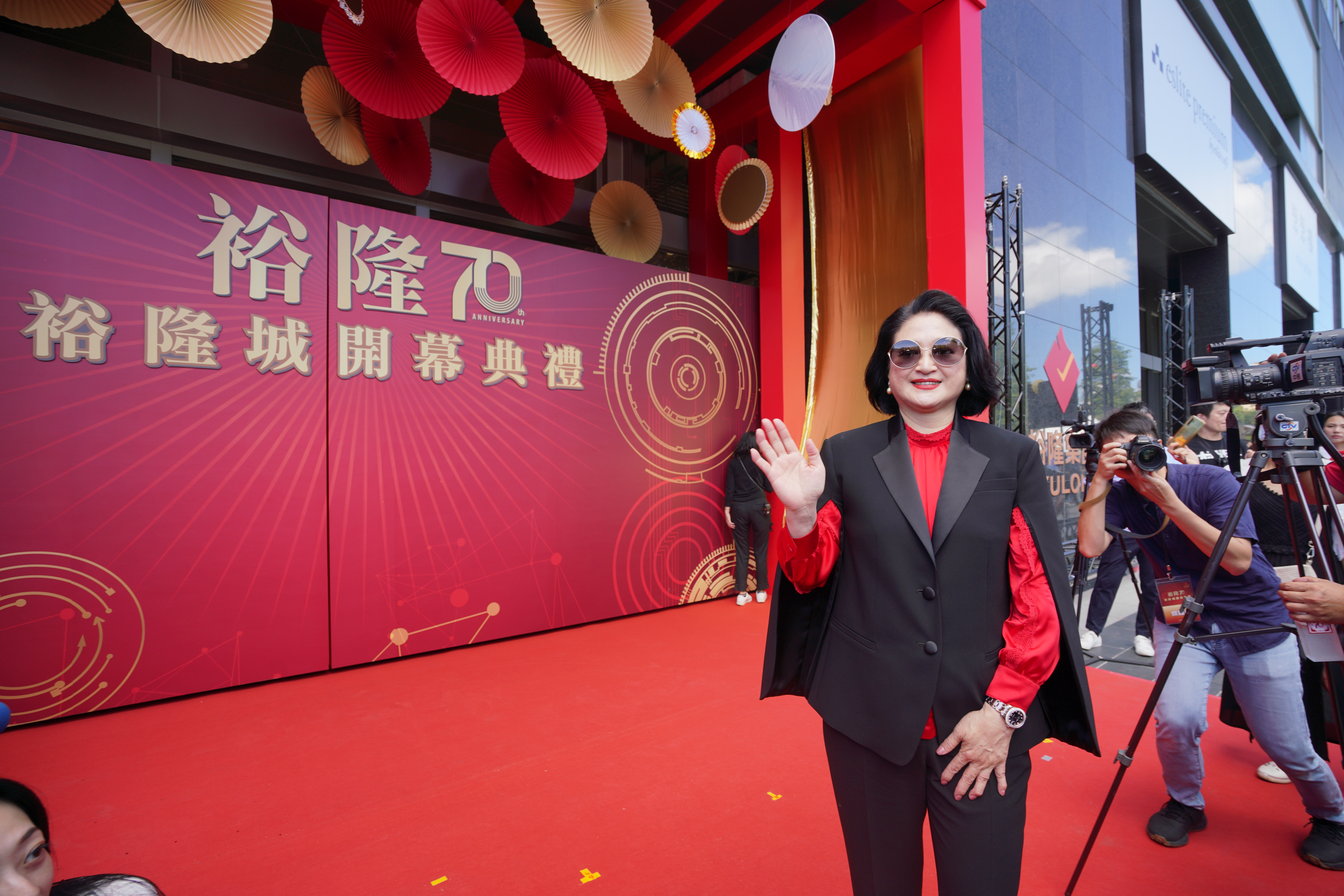 嚴陳莉蓮出席裕隆城開幕典禮，興奮情緒表露無遺。