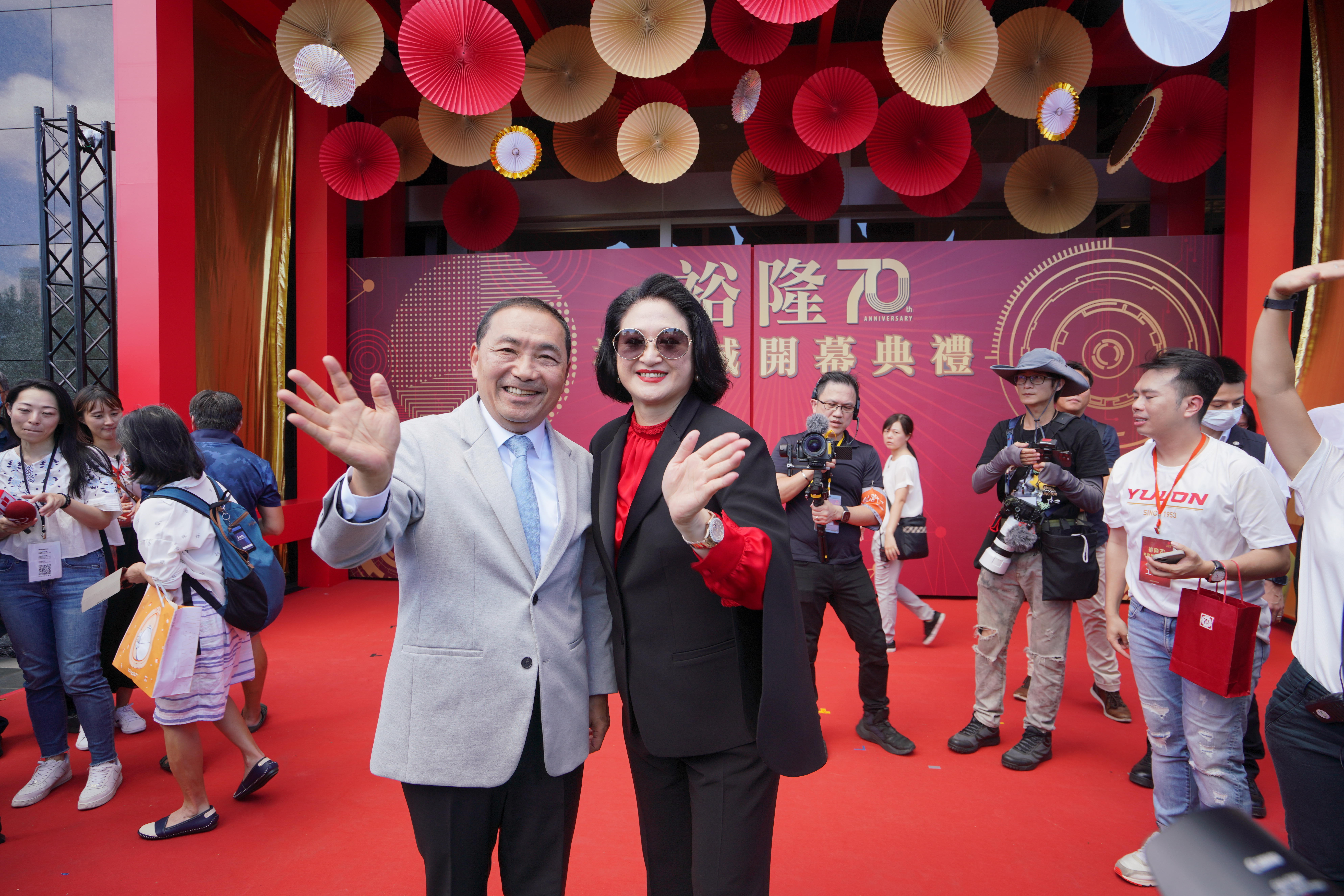 侯友宜（左）也出席裕隆城開幕典禮，與嚴陳莉蓮（右）開心合影。