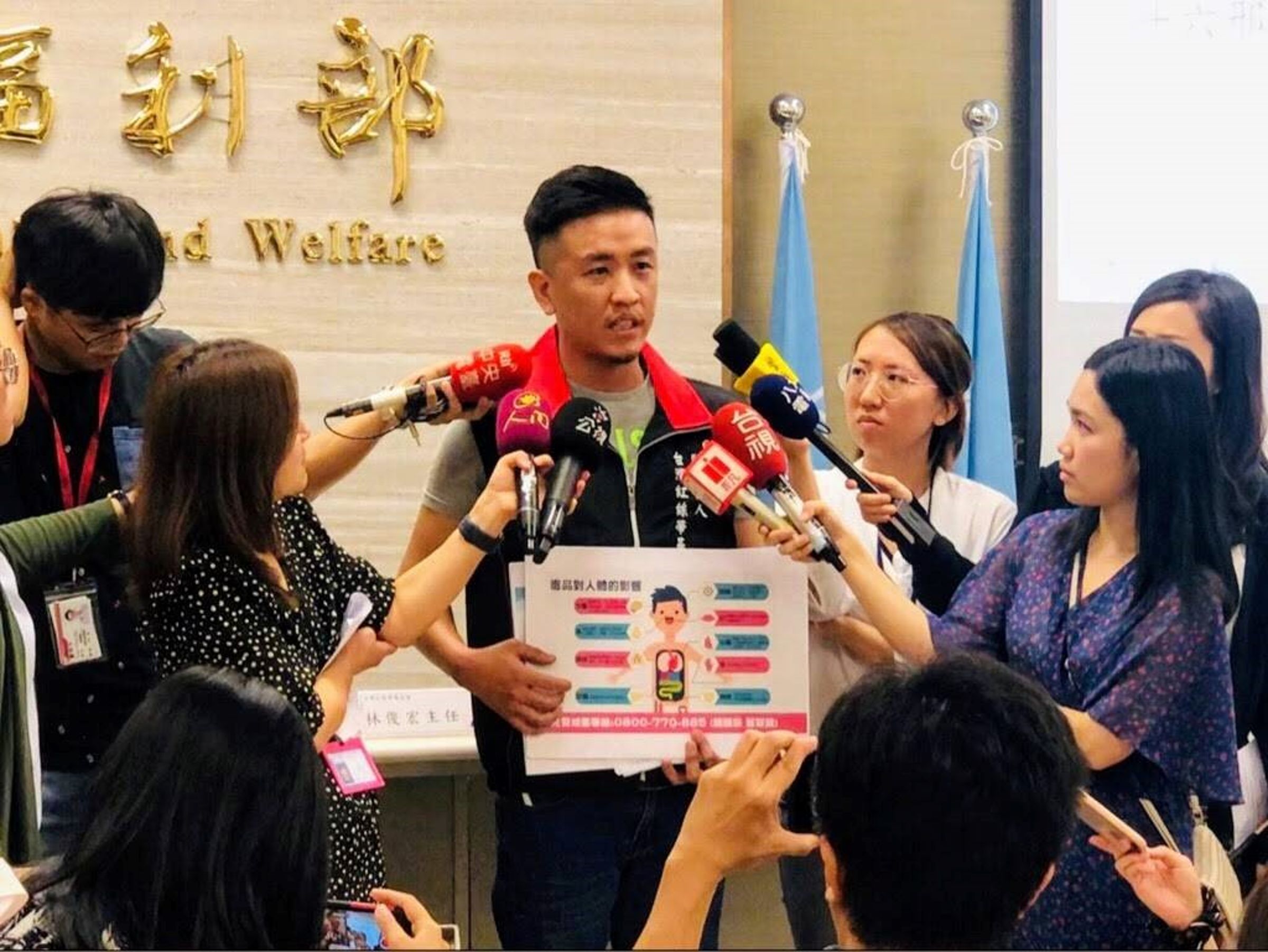 紅絲帶基金會行銷部主任兼社工林俊宏表示紅絲帶基金會積極透過各種方式宣導愛滋防治議題。