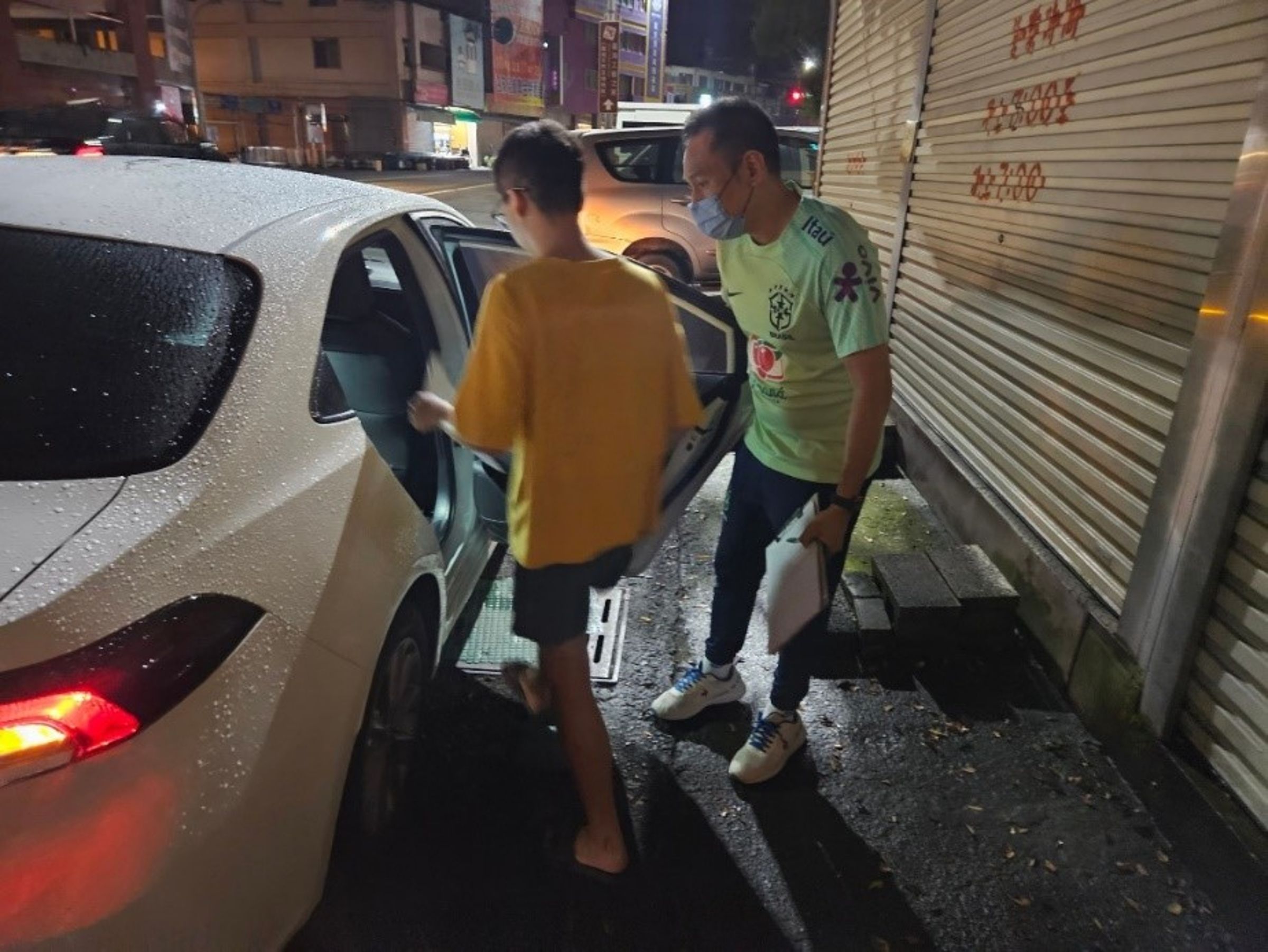 紅絲帶基金會愛滋匿名篩檢車,全台走透透提供一對一篩檢服務。