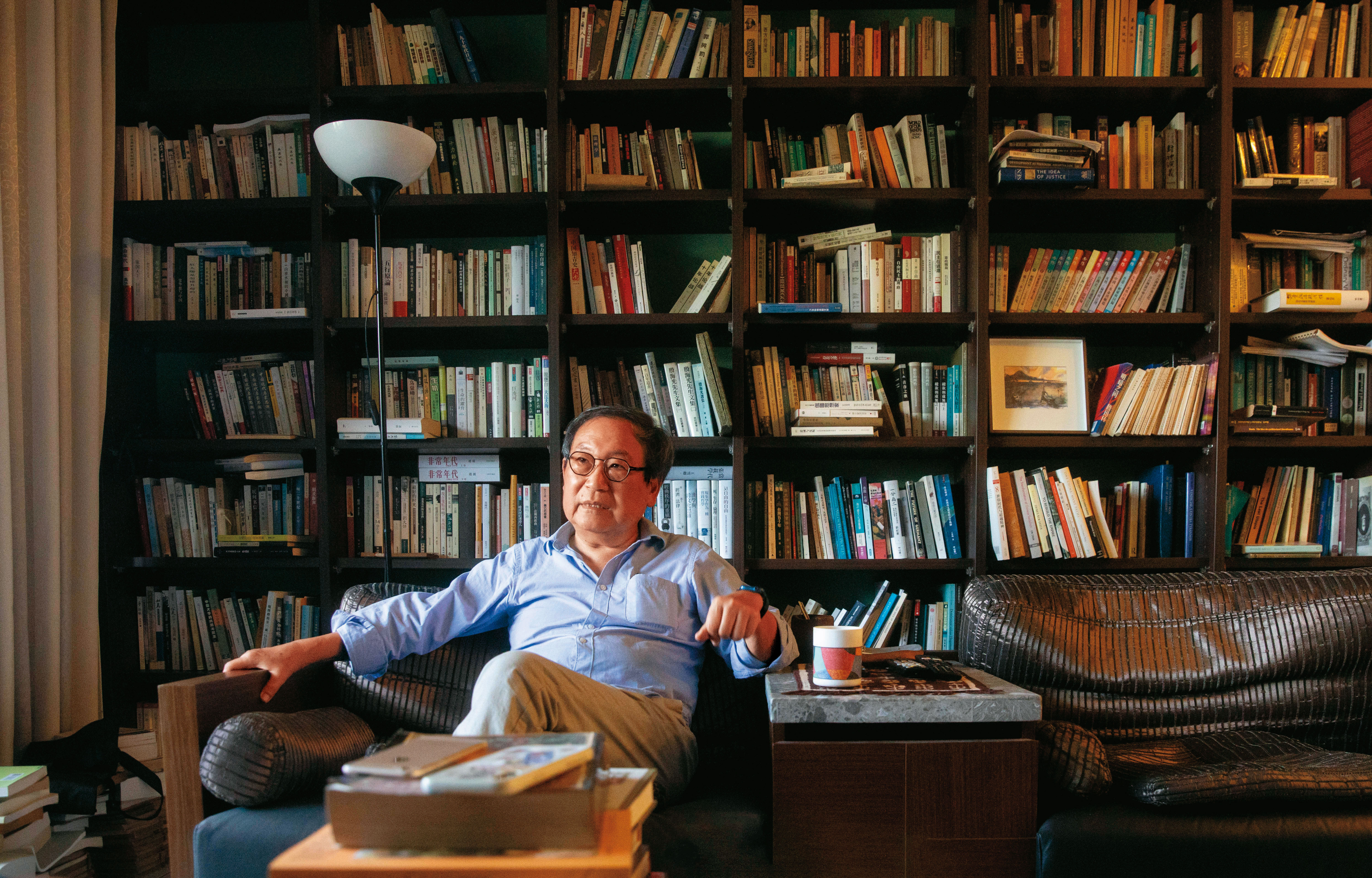 錢永祥的書架上，多是哲學、動保相關書籍，且多為理論著作。