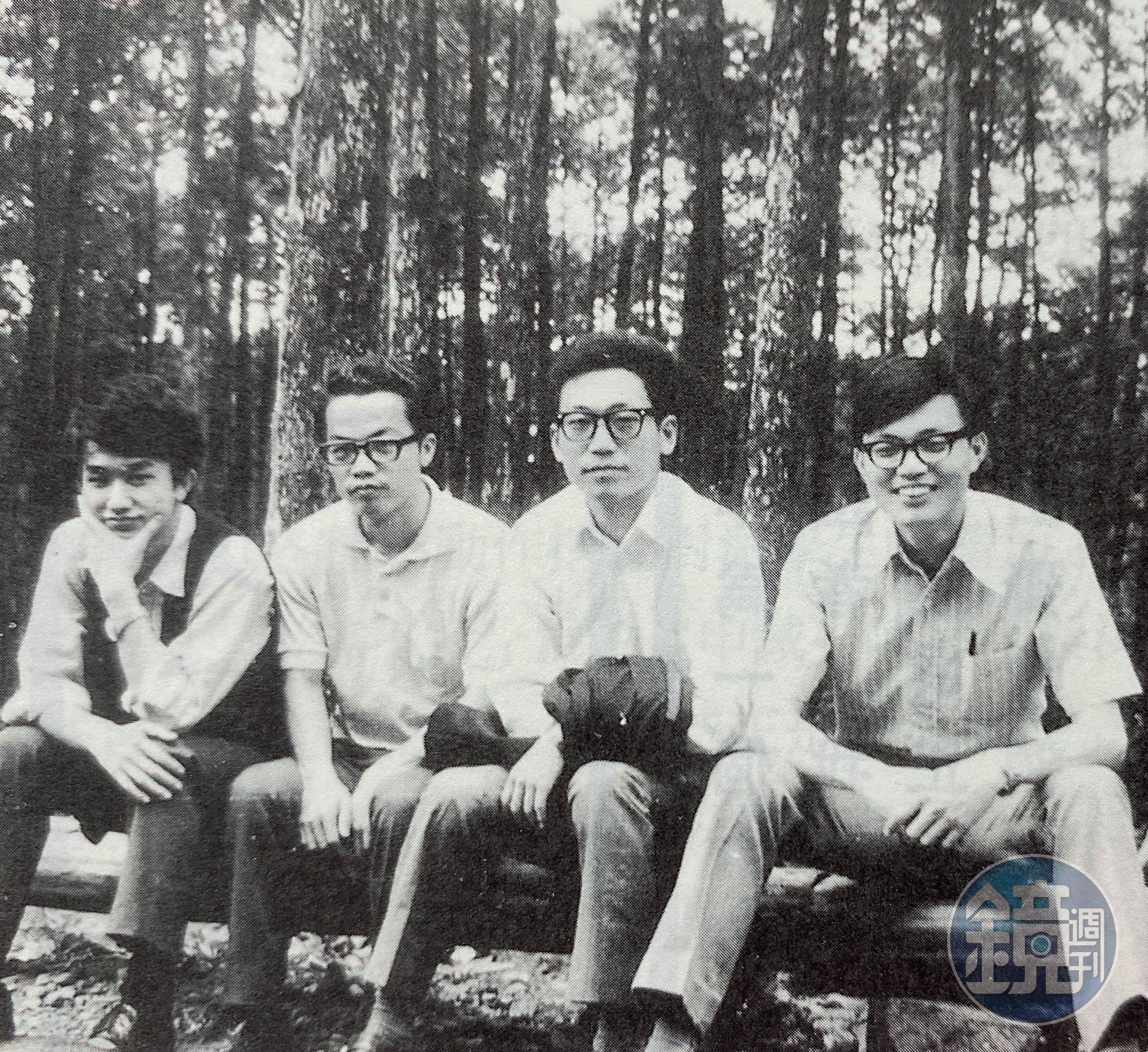 1972年,台大國民黨團將錢永祥(右2)等「社團活躍分子」帶到南投溪頭「開會」。(錢永祥提供)