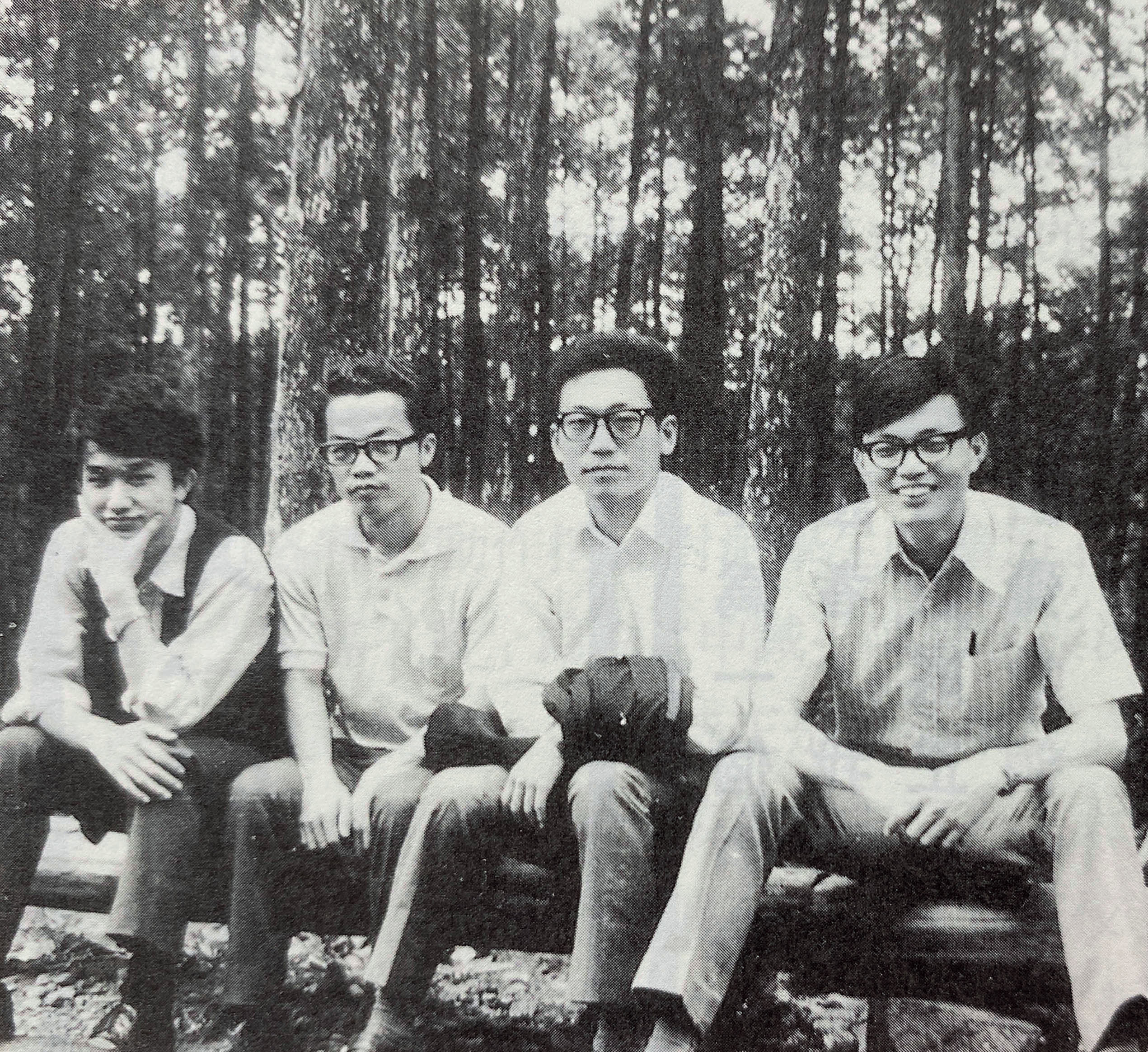 1972年，台大國民黨團將錢永祥（右2）等「社團活躍分子」帶到南投溪頭「開會」。（錢永祥提供）