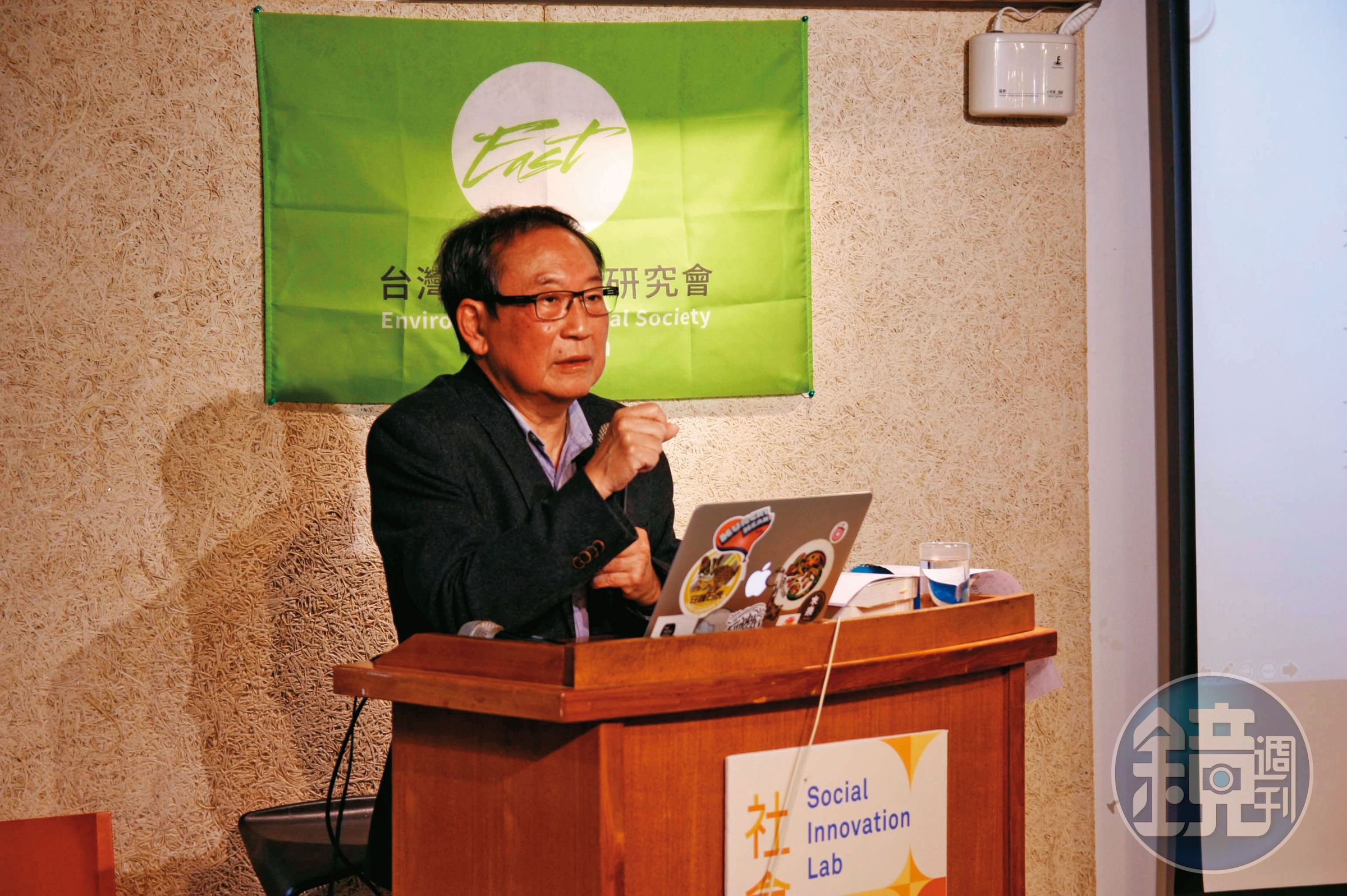錢永祥這幾年也和動物社會研究會到各地演講、宣導動保理念。 (動社提供)