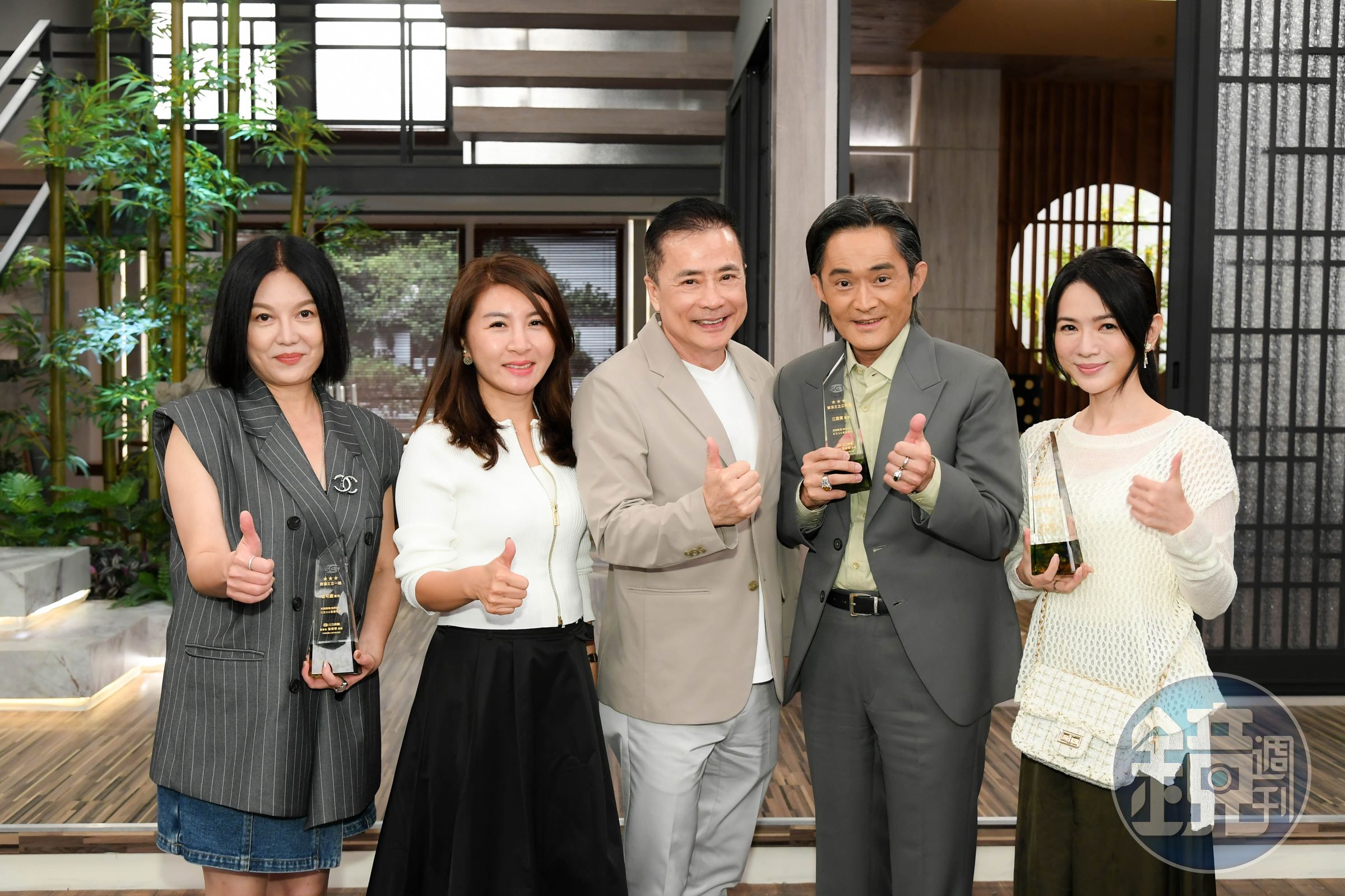 中秋前夕,三立董事長張榮華意外現身八點檔劇組頒獎。(三立提供)
