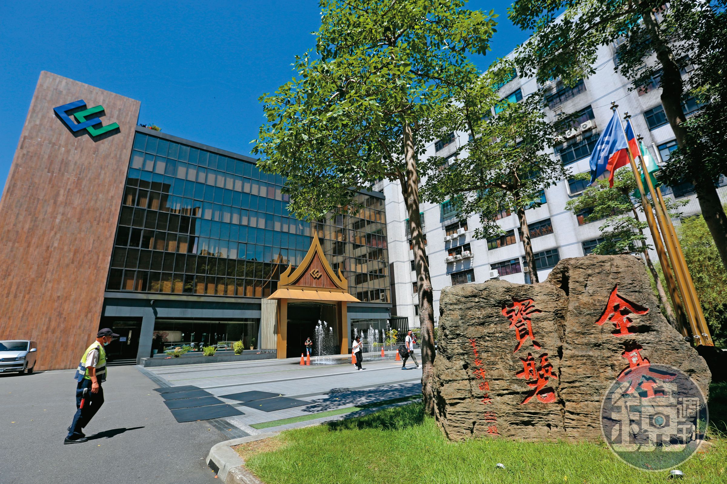 蕭慶華因集團內部人事調整,成為許不可或缺的左右手。