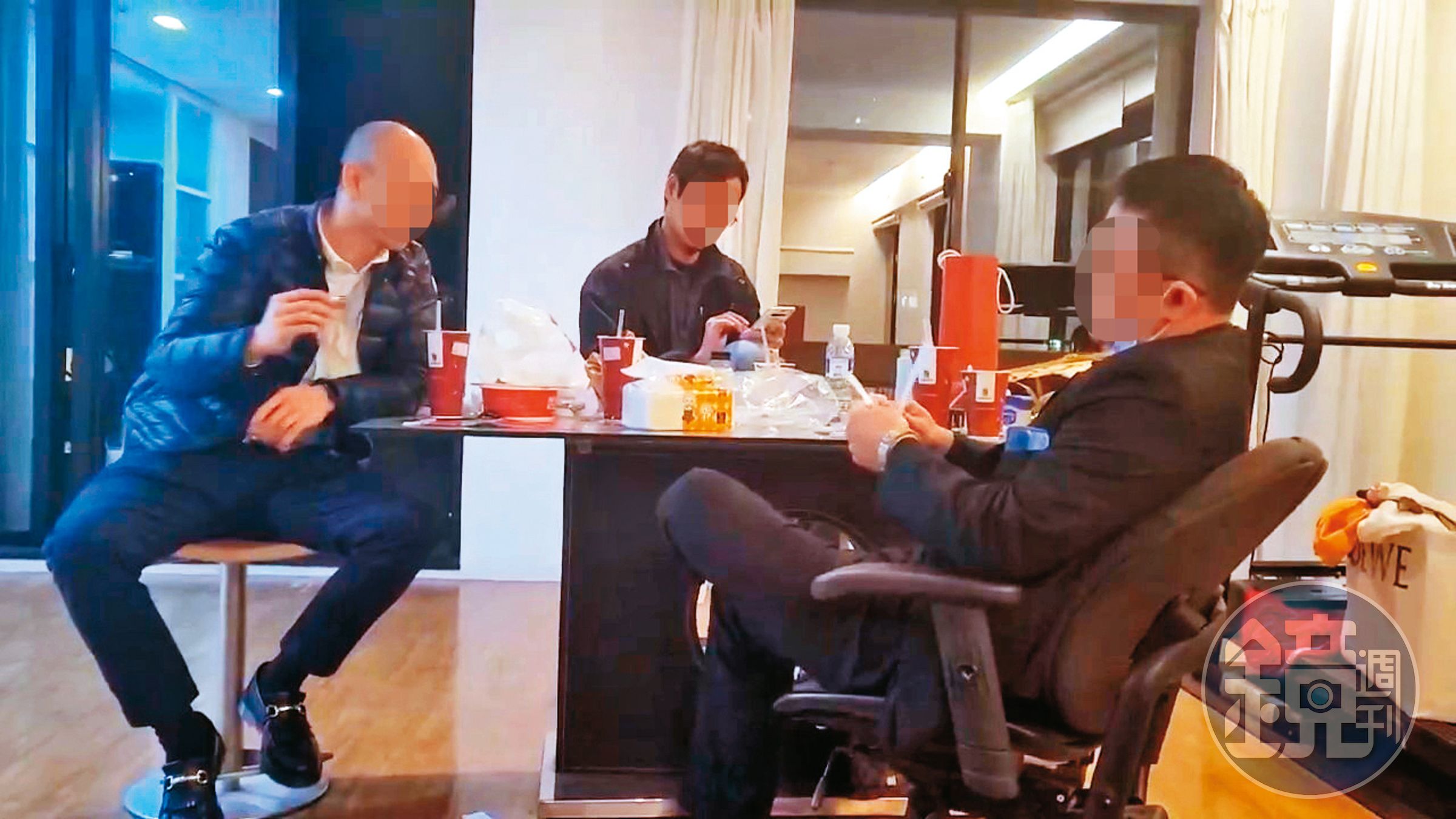 蕭慶華賣掉房產後,有不明人士半夜上門強逼蕭妻搬離,還把屋內稿到凌亂不堪。(讀者提供