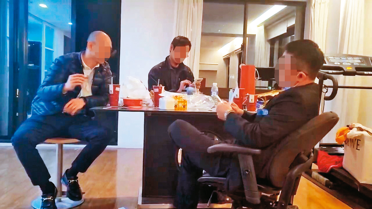 蕭慶華賣掉房產後，有不明人士半夜上門強逼蕭妻搬離，還把屋內稿到凌亂不堪。（讀者提供）